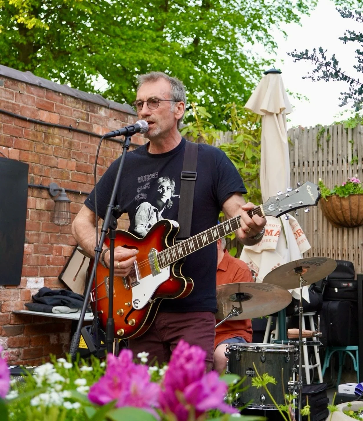 Kicking off the August Bank Holiday, the amazing Hey Dude will be rocking the beer garden tomorrow night from 6pm!☀️🎶🎸
⏰ 6:00pm 
📆 Friday 22nd August