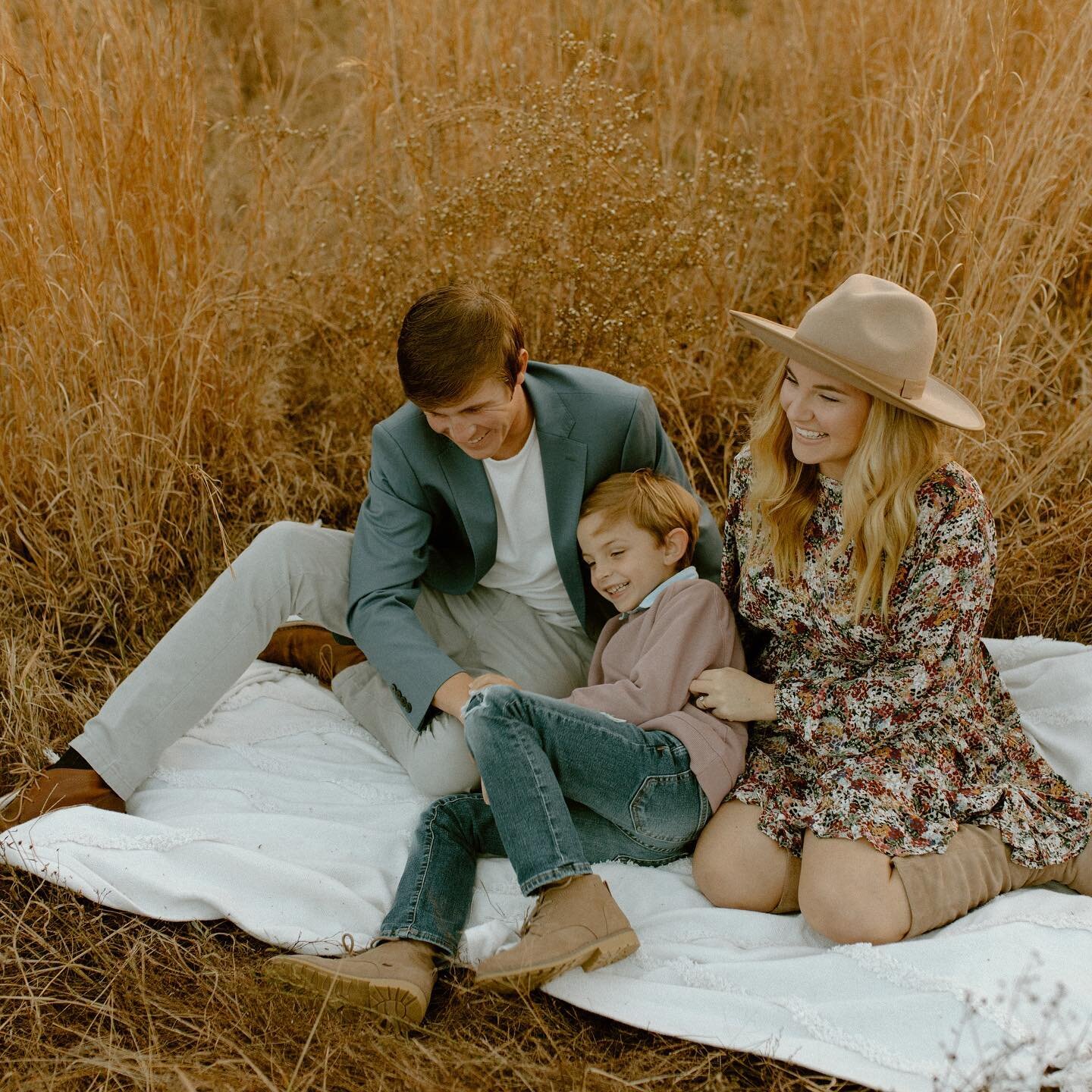 I was so so honored when Madie asked me to take these photos. Their sweet rainbow baby is on the way and to be the one trusted to document this season for them means everything 🤍
