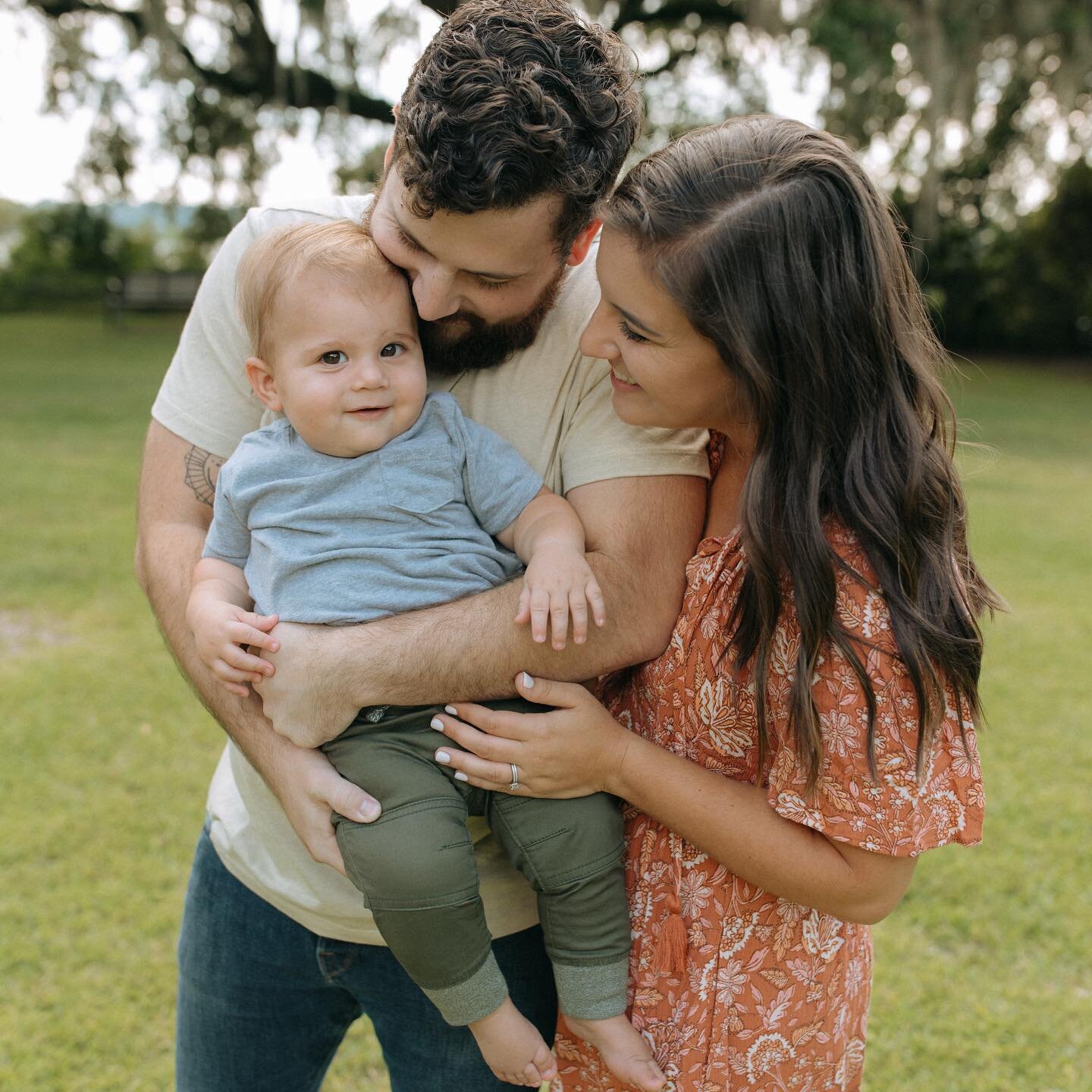 Editing my eyeballs off after the busiest few weeks I&rsquo;ve had all summer. And just LOOK at this sweetness I had in front of my camera last week 🥹 are you kidding me?! Baby Cayde is perfection.

Also side note.. photographers, when you&rsquo;re 