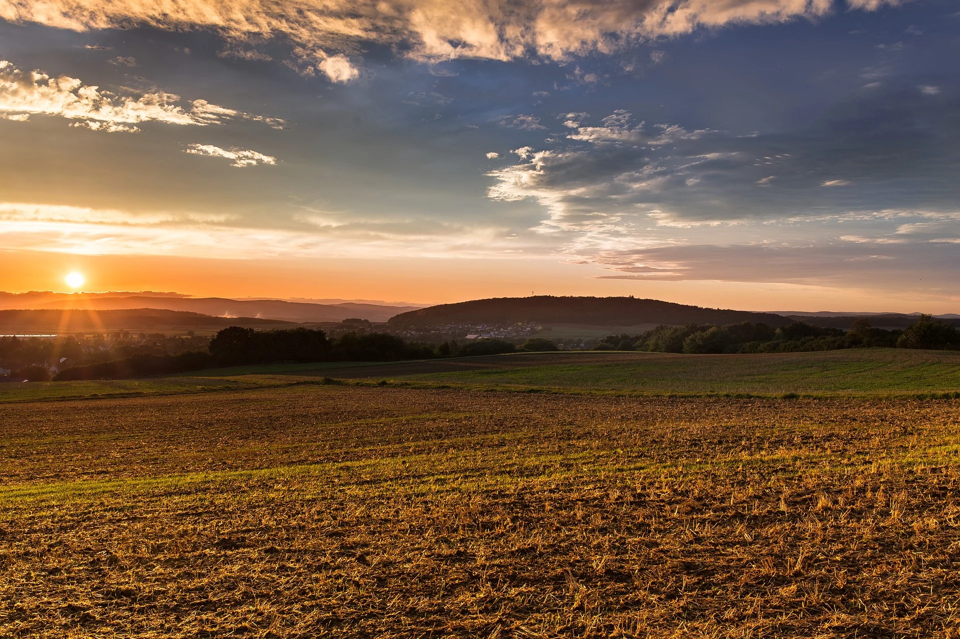 sunset-907704_1920.jpg