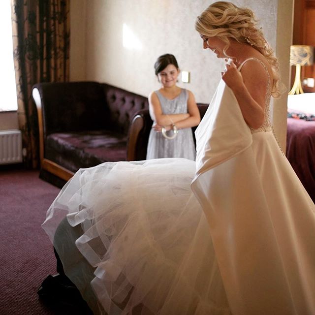 See that big lump under Yvonne&rsquo;s dress? Well that&rsquo;s me doing my thing 😂 
Side note - when you hire Teambride for your morning dressing then you can expect this to happen at least 3 times 😅🙈 Beautiful bride @beauty0nthego 
Talented phot