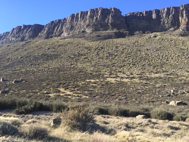 Cliffs along route to Tercera Barranca