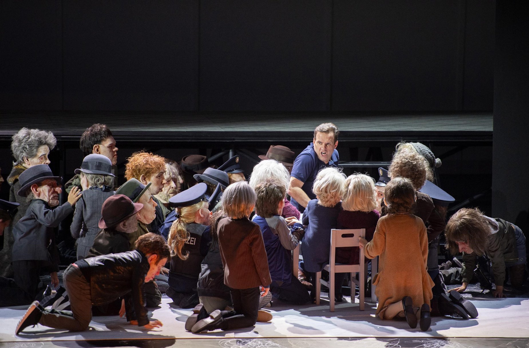 M - Eine Stadt sucht einen Mörder at the Komiche Oper Berlin. Photo by Monika Rittershaus.
