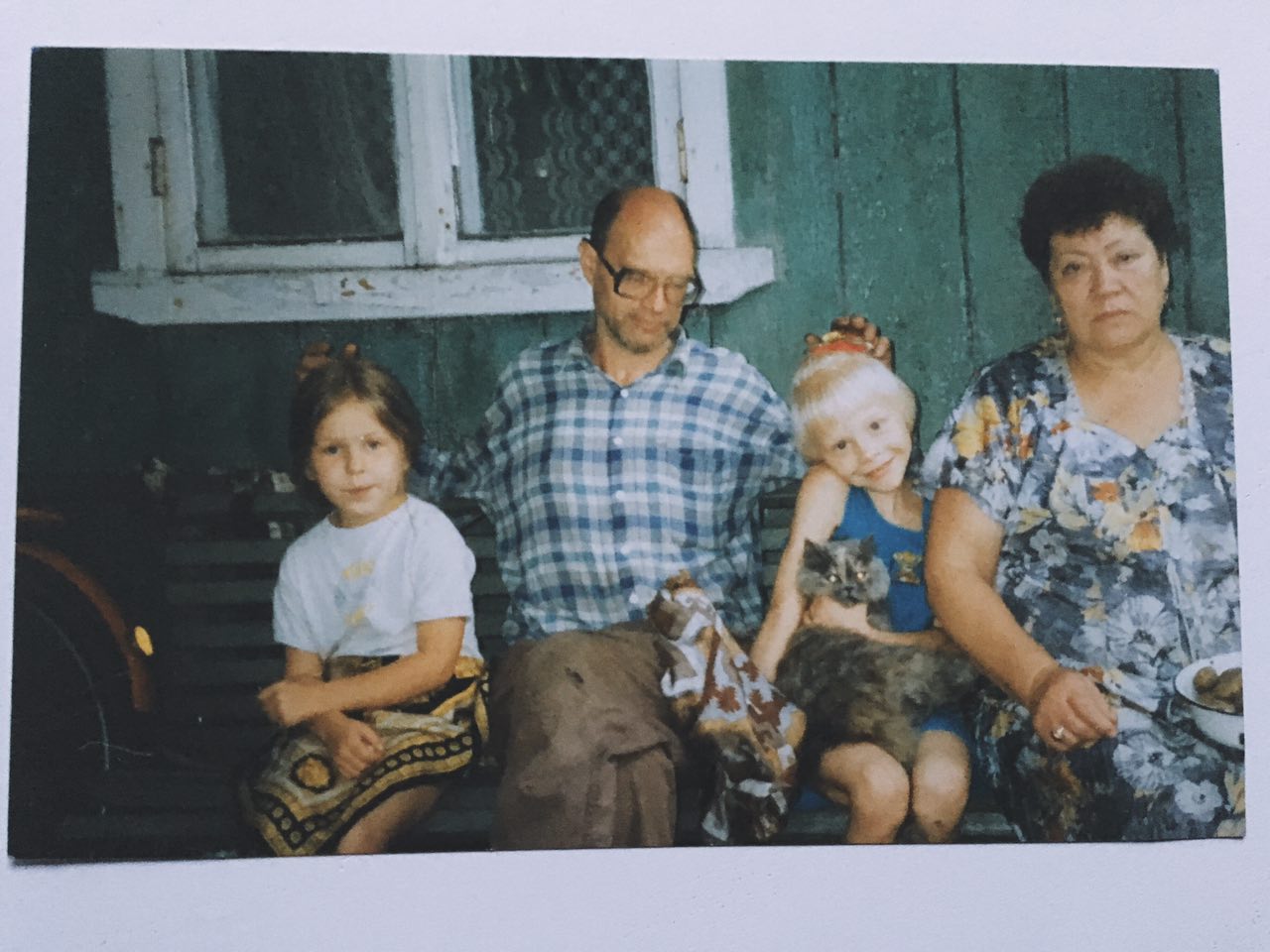 Солнечное. Яна, дядя Юра, научивший всем гаражным делам и грустная Нина, заслуженный сотрудник вино-водочной промышленности.