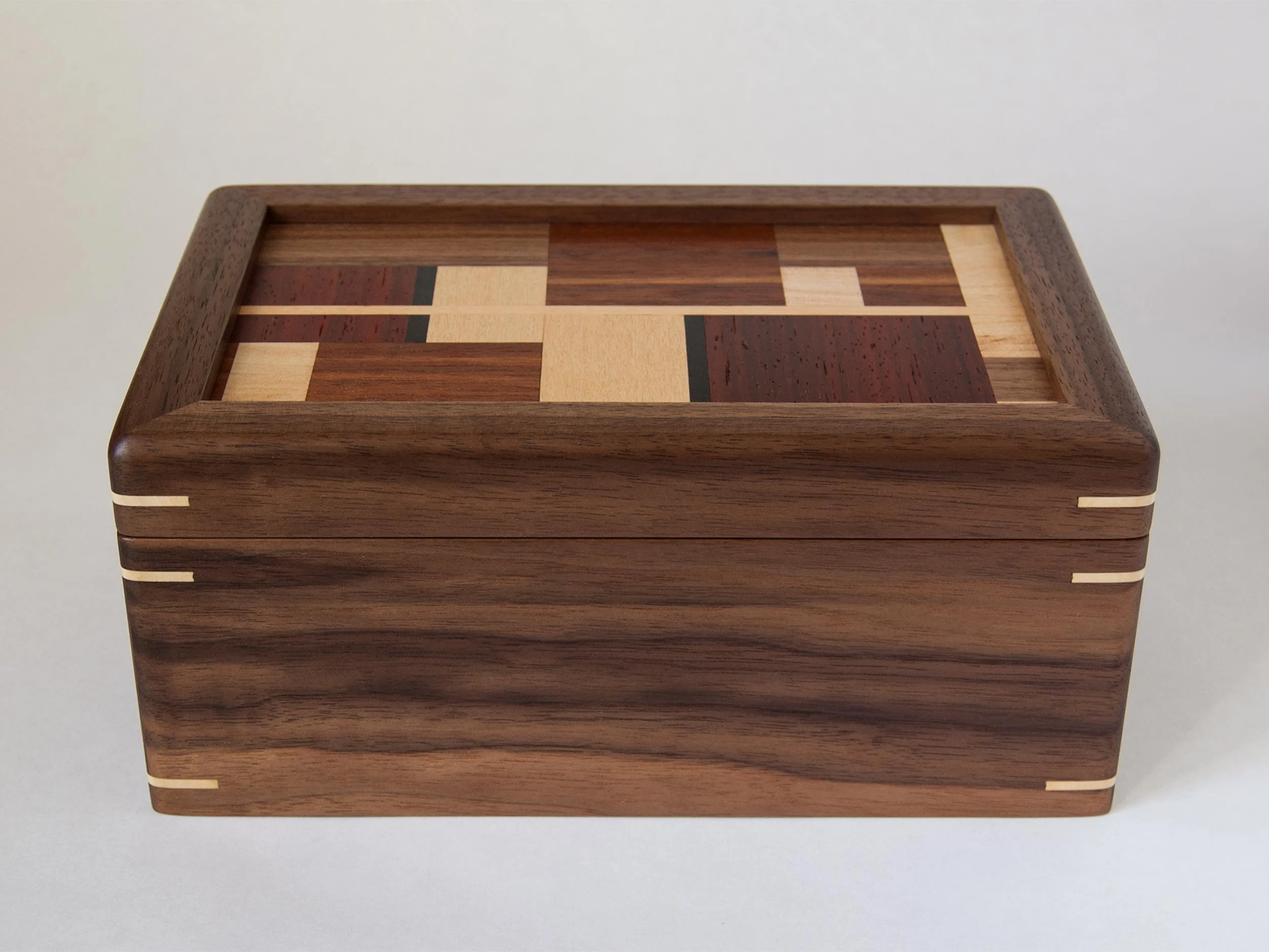 Box2_LidOnStraightView.jpg