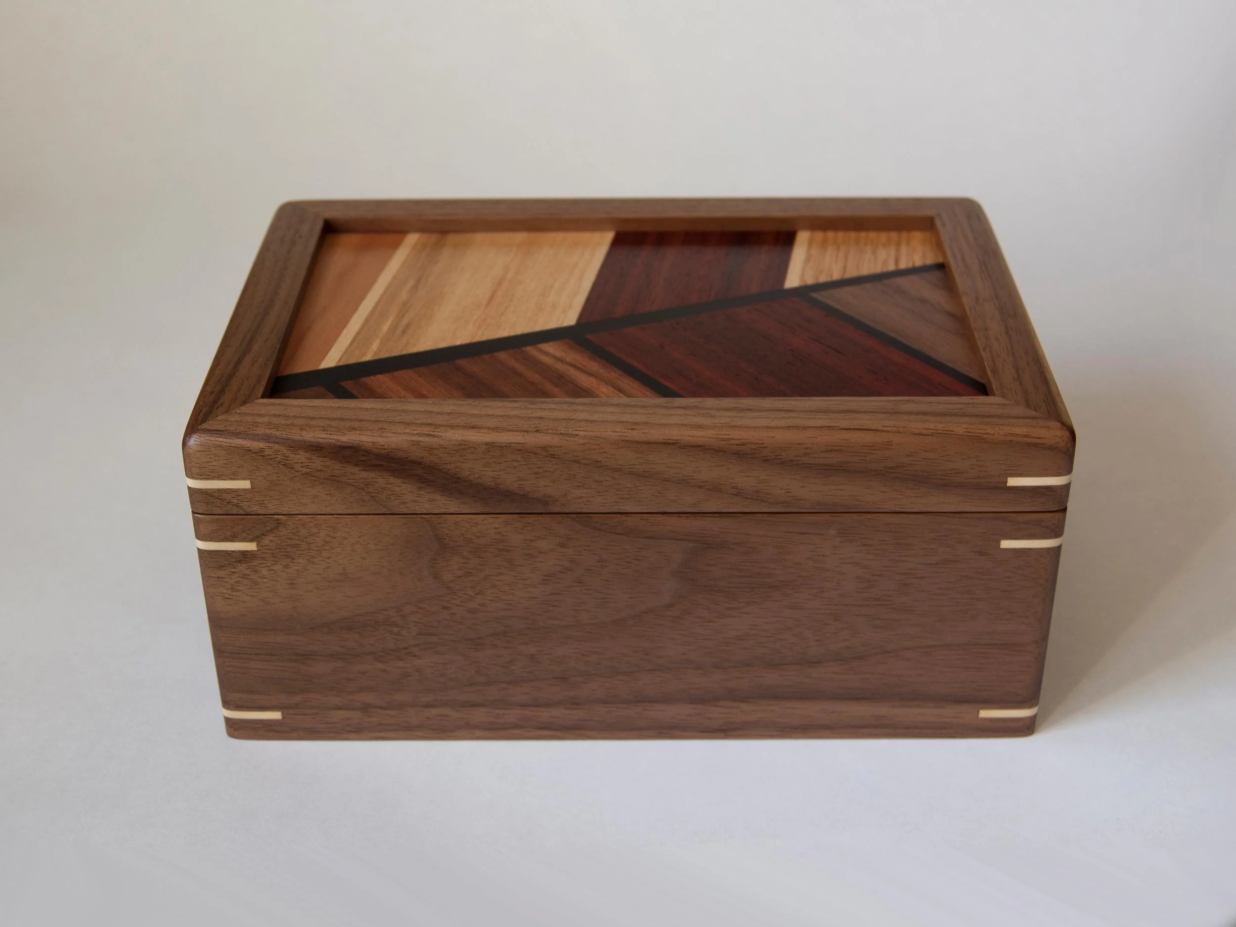 Box4_LidOnStraightView.jpg
