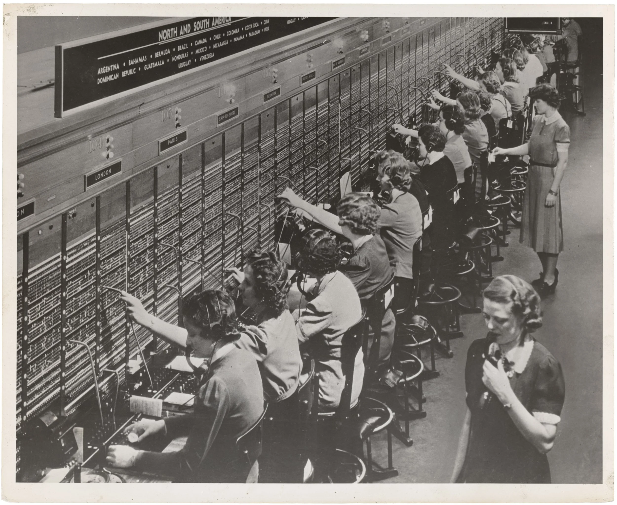 Photograph_of_Women_Working_at_a_Bell_System_Telephone_Switchboard_(3660047829).jpeg