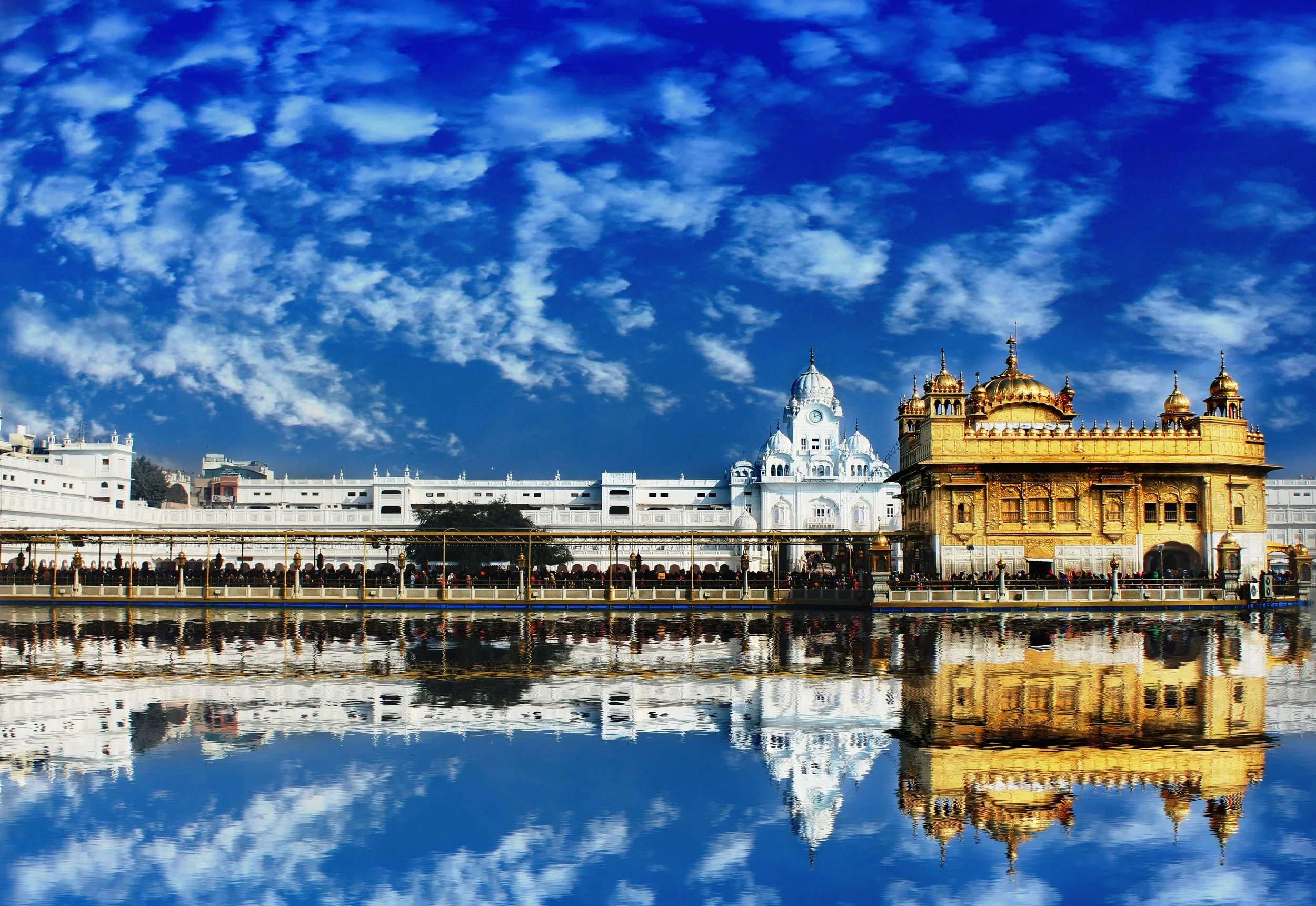 Amritsrar+Golden+Temple+Saturated+Photo.webp