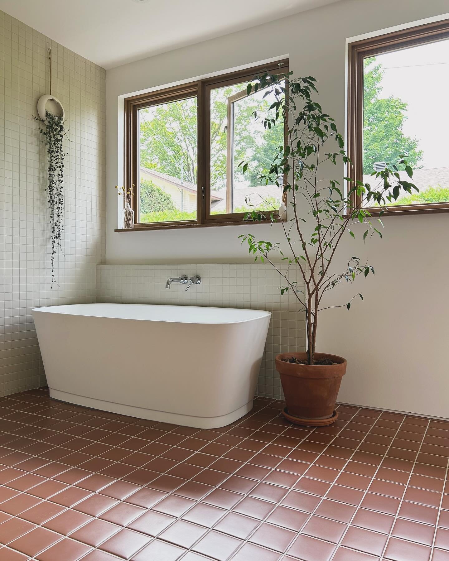 R&eacute;alisation salle de bain ✨
.
.
.
#mobiliersurmesure #midcentury #midcenturymodern #designer #bathroom #designinterior 
.
.
&mdash;&mdash;-&gt; oxfordesign.com &lt;&mdash;&mdash;