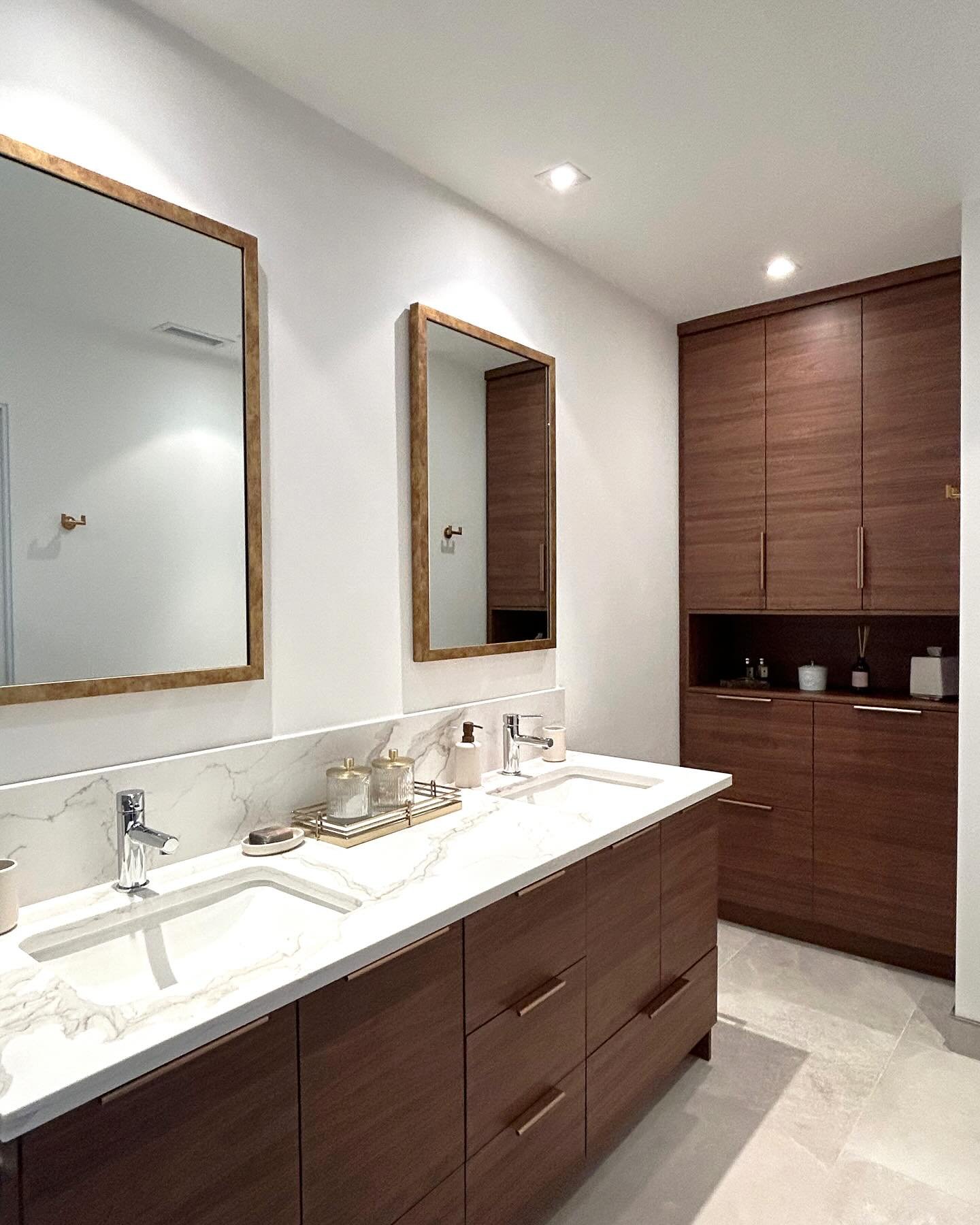 R&eacute;alisation salle de bain !! ✨🛁
.
.
.
#designer #designdeinteriores #bathroom #renovation #surmesure #haus 
.
. 
Pour voir d&rsquo;autres projets &mdash;&gt;oxfordesign.com &lt;&mdash;