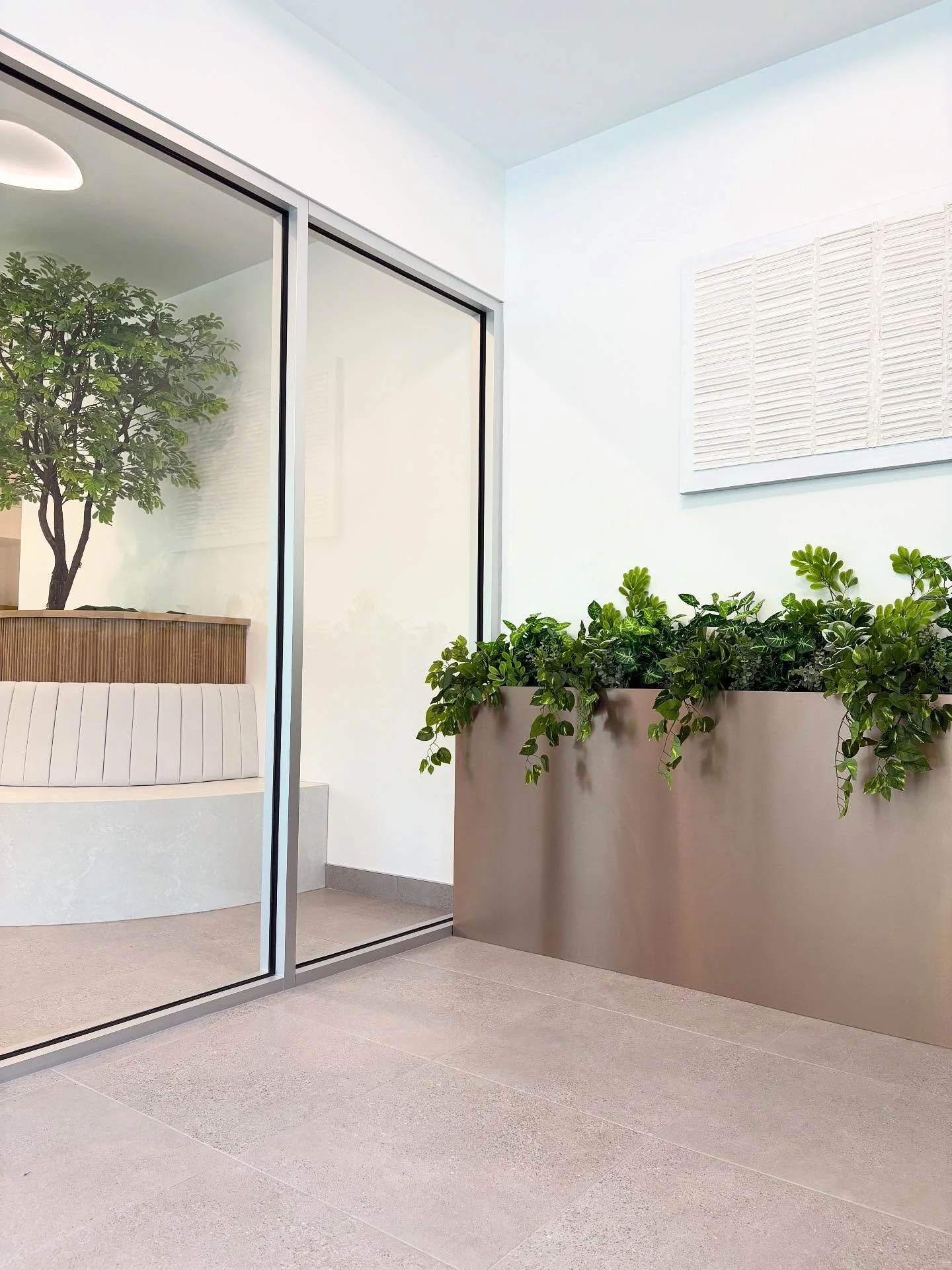 Une petit &ldquo;tease&rdquo; de cette nouvelle entr&eacute;e o&ugrave; l&rsquo;ext&eacute;rieur semble s&rsquo;inviter &agrave; l&rsquo;int&eacute;rieur. Int&eacute;gration de plantes qui s&rsquo;inspire la nature pour cr&eacute;er un environnement 