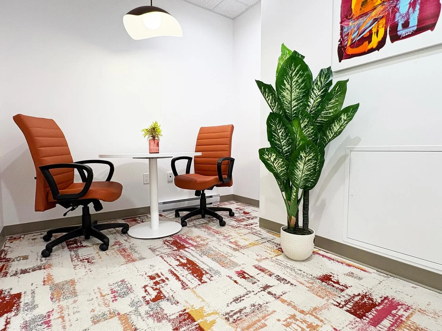 Salle de conf&eacute;rence : La Berry Splach 💫🍓

Nouvelle r&eacute;alisation de cette petite salle de conf&eacute;rence o&ugrave; la cr&eacute;ativit&eacute; et l&rsquo;&eacute;nergie ce fait sentir. 
Les couleurs vives des mat&eacute;riaux et mobi