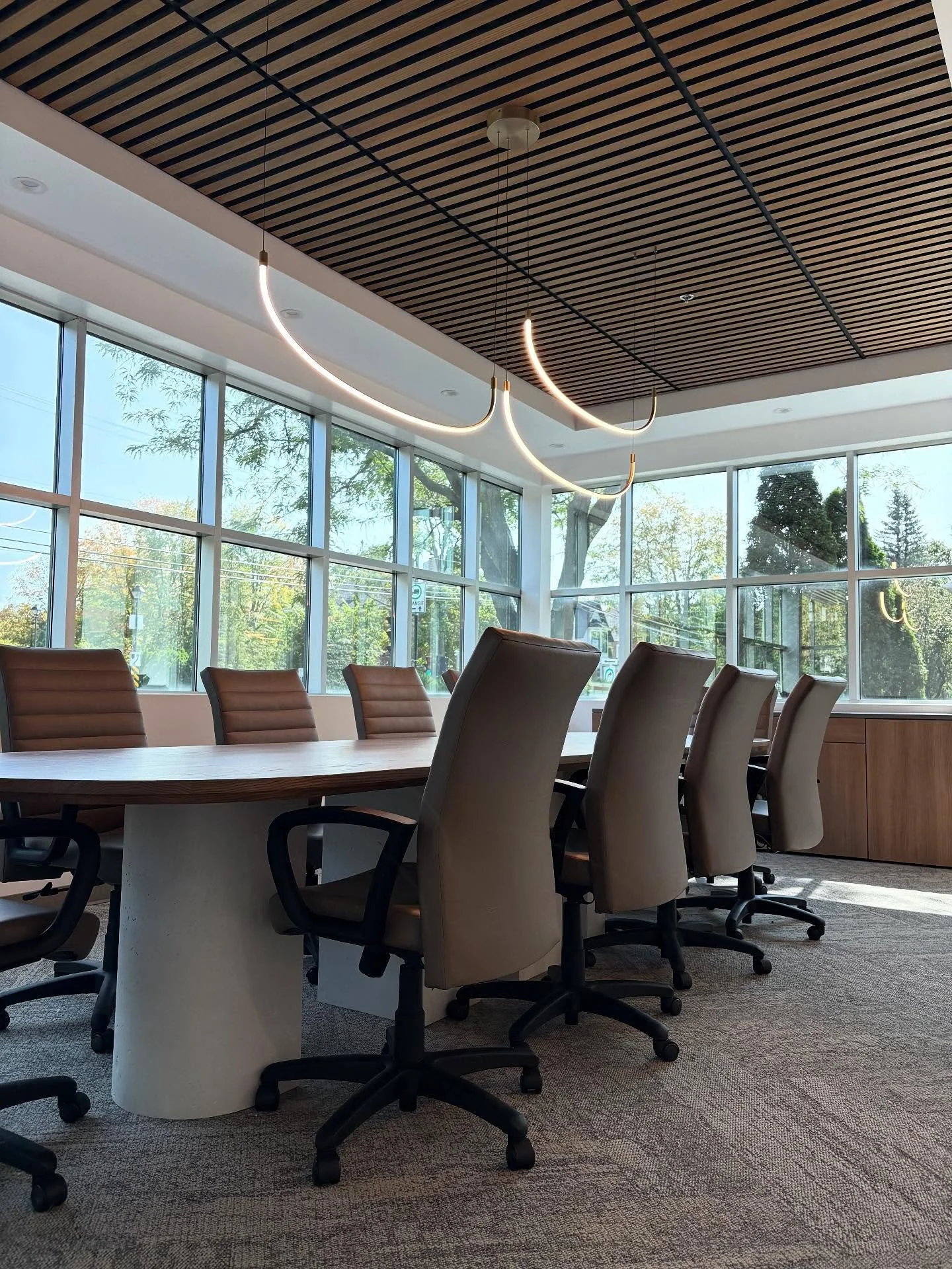 Un petit aper&ccedil;u de cette salle de conf&eacute;rence presque termin&eacute; &hellip;🤎✨
.
.
.
#surmesure #conference #office #officedesign #designideas #builtin #designlovers #corpo 
.
.
&mdash;&mdash;-> oxfordesign.com<&mdash;&mdash;-