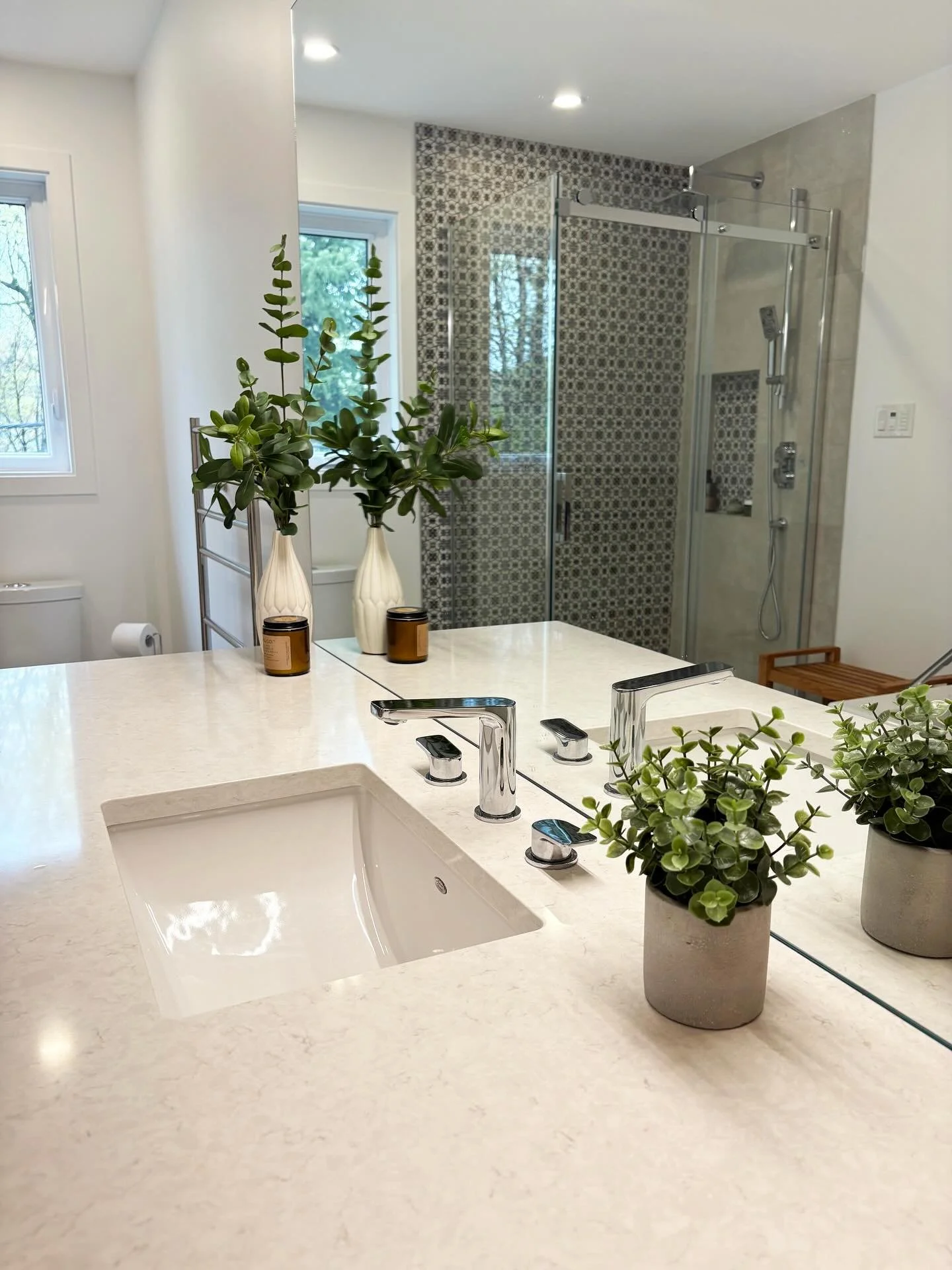 ✨R&eacute;alisation projet salle de bain ✨

Je suis heureuse de vous partager cette nouvelle salle de bain, con&ccedil;u pour allier fonctionnalit&eacute; et d&eacute;tente. 

Demandes : int&eacute;grer une grande douche vitr&eacute;e, retirer la mar