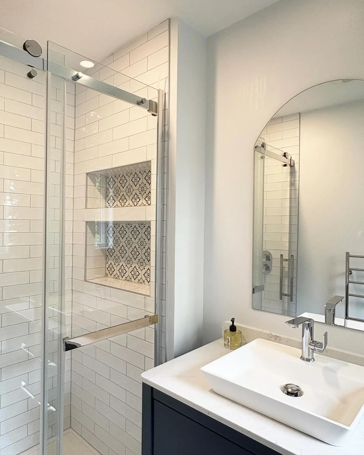 ✨ Nouvelle R&eacute;alisation ✨

Je vous pr&eacute;sente une des mes derni&egrave;res transformations : une petite salle de bain dans la chambre des ma&icirc;tres.

Mandat : modernis&eacute;, ajout&eacute;e du caract&egrave;re au petit espace, donner