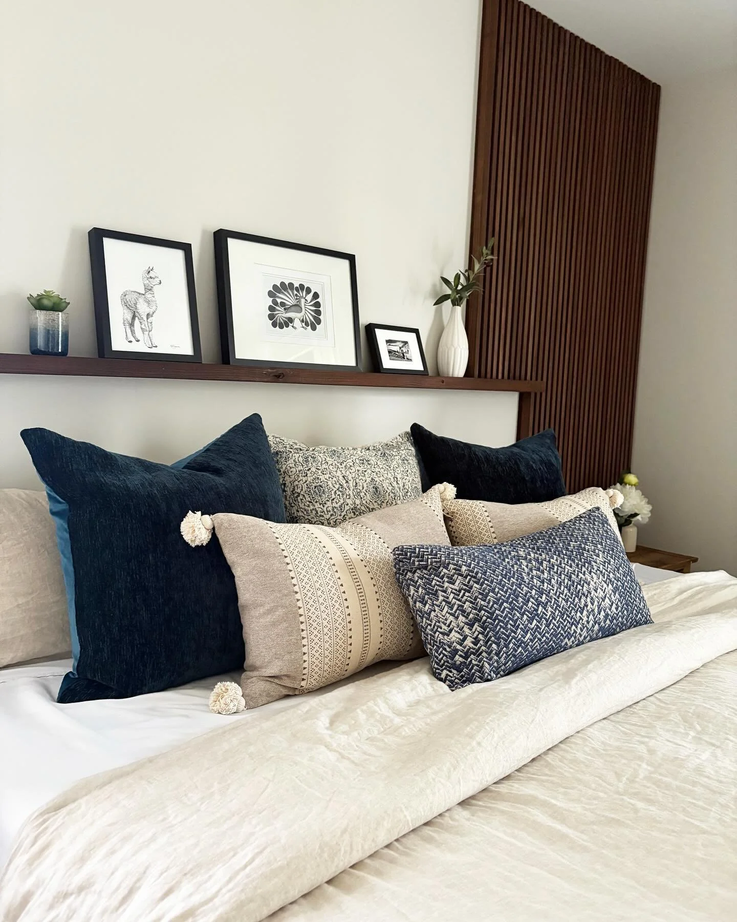 ✨ Nouvelle r&eacute;alisation ✨

&bull;Chambre des ma&icirc;tres compl&egrave;tement repens&eacute; avec mur de latte de bois teint, tablette en guise de t&ecirc;te de lit d&eacute;corative. 

&bull;Mati&egrave;re naturelle tel que le lin, le bois, l