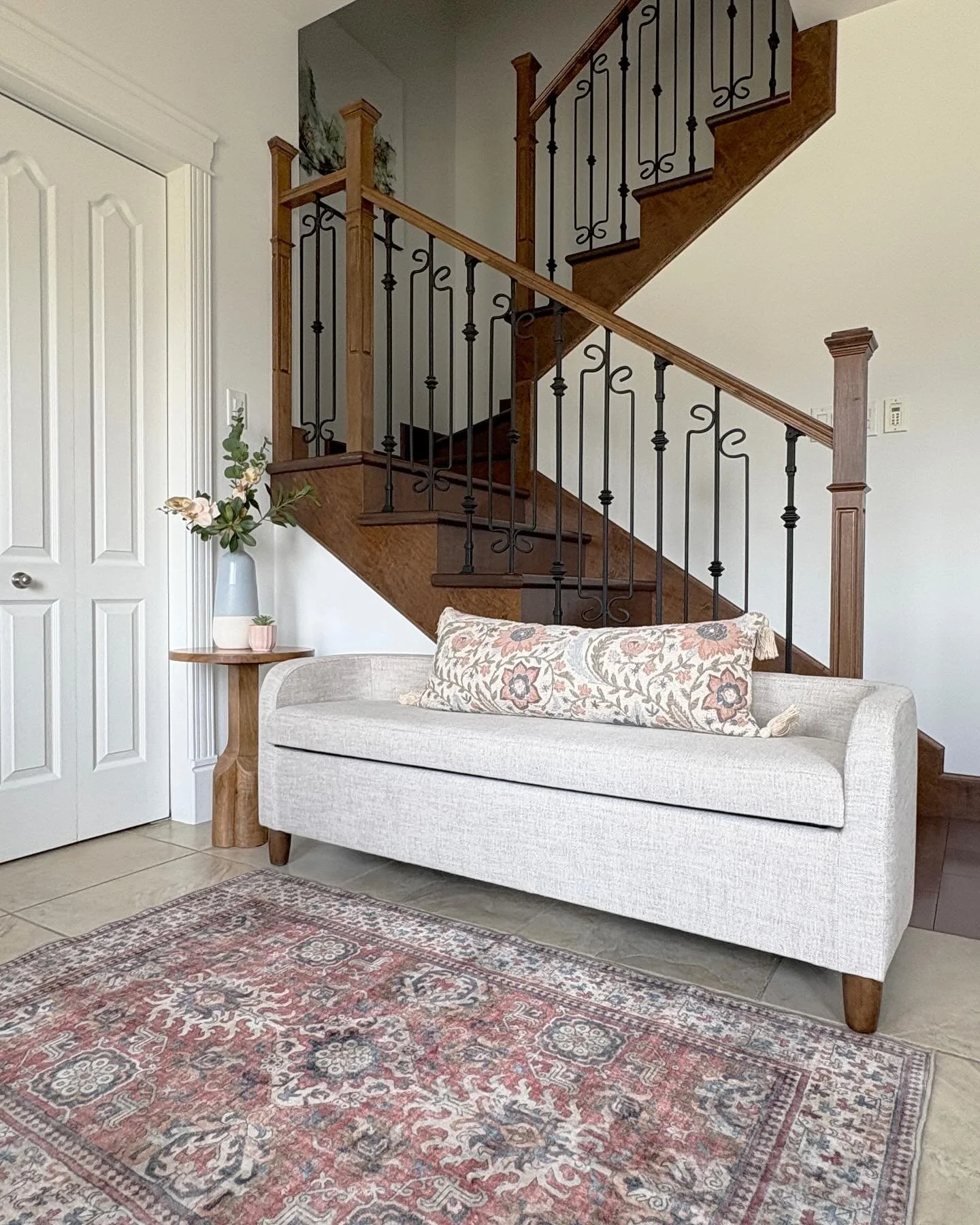 Un petit vent de fra&icirc;cheur printanier pour cette entr&eacute;e. ✨ 🌸🌿

J&rsquo;ai d&eacute;sencombr&eacute; celle-ci en retirant le meuble trop haut, sans compromettre l&rsquo;aspect pratique du rangement. 

Cette nouvelle banquette couleur li