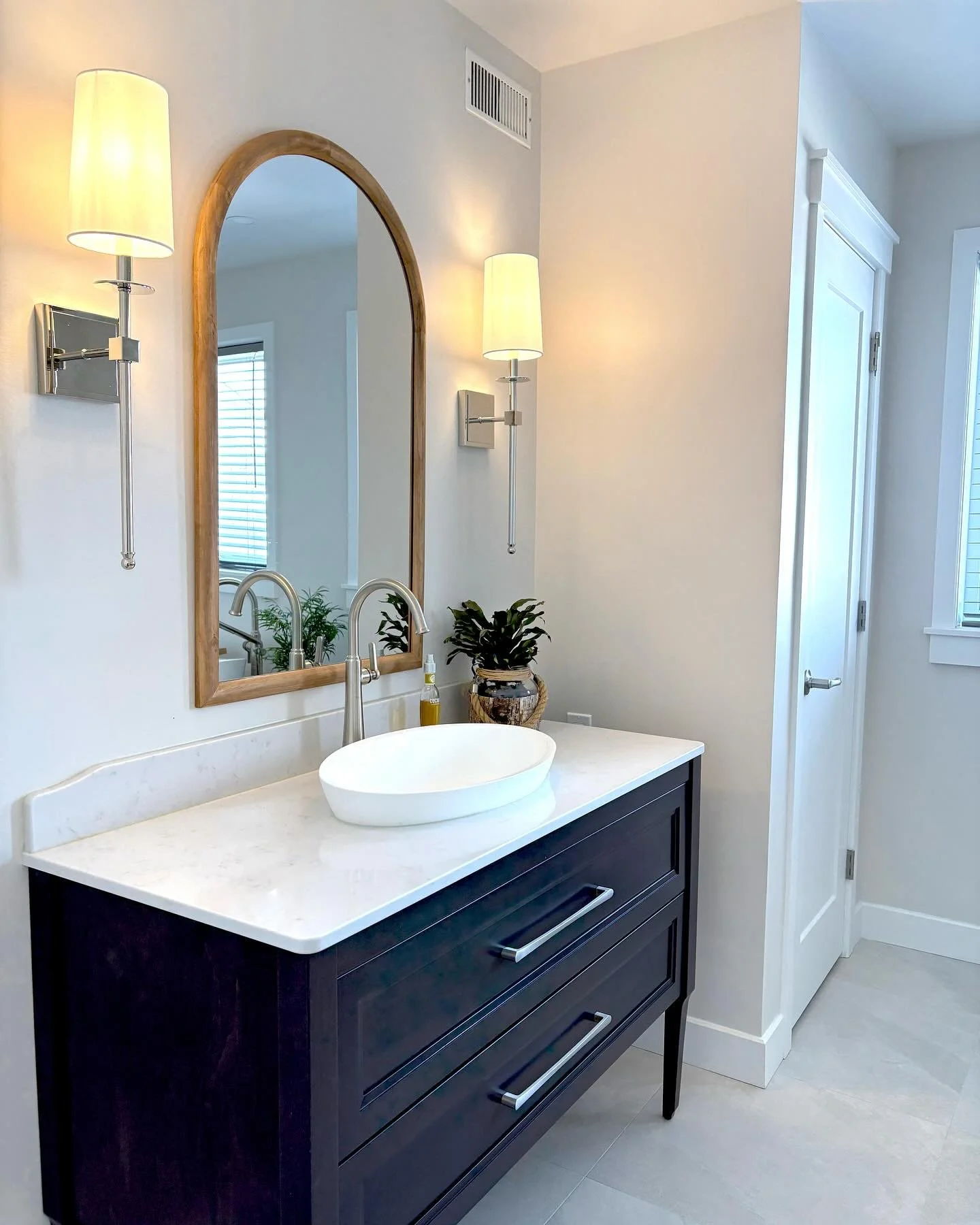 Nouvelle r&eacute;alisation: Projet Salle de bain ✨ 🛁
Cr&eacute;ation intemporelle o&ugrave; &eacute;l&eacute;gance et fonctionnalit&eacute; se rencontrent. 

-Vanit&eacute; avec choix de mat&eacute;riaux nobles tels que le bois et un comptoir en qu