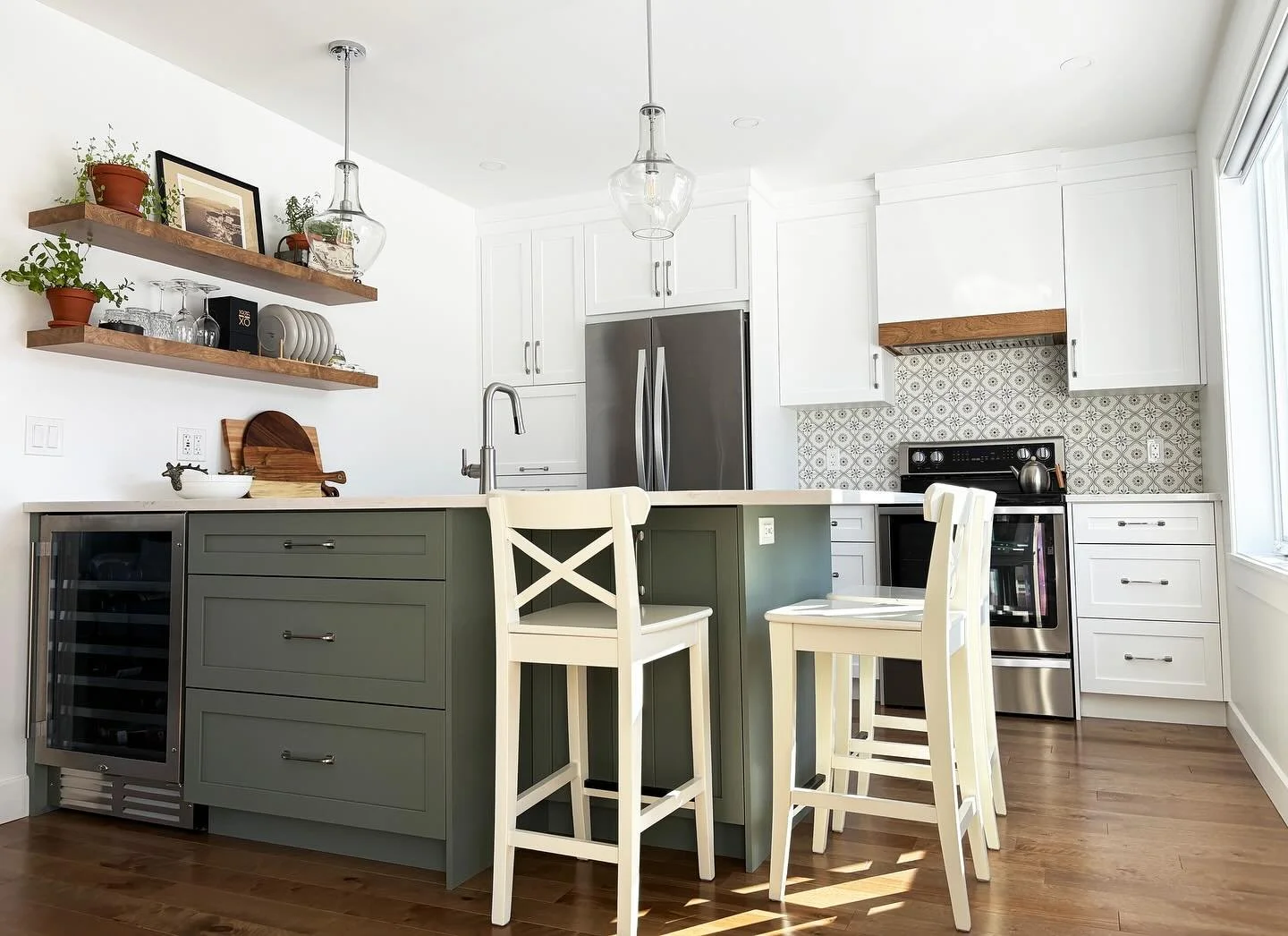 Nouvelle R&eacute;alisation de cuisine ✨ 
Mandat : Am&eacute;nager une cuisine d&rsquo;inspiration farmhouse et int&eacute;grer un &icirc;lot avec des places assises. 

Dans cette r&eacute;alisation nous avons opt&eacute; pour des mat&eacute;riaux na