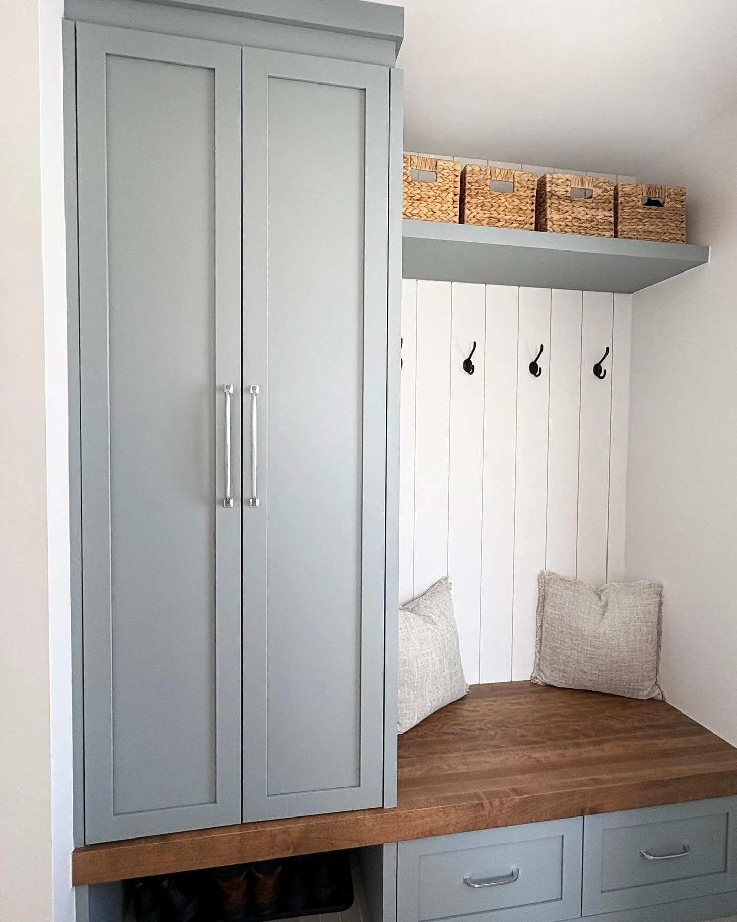 R&eacute;alisation Entr&eacute;e ✨
Inspiration Style mudroom 🤍
.
.
.
#design #designdeinteriores #reno #renovation #surmesure #custom #entr&eacute;e #residential #house #blue #mudroom #banquette 
.
. 
Pour voir d&rsquo;autres projets &mdash;&mdash;&