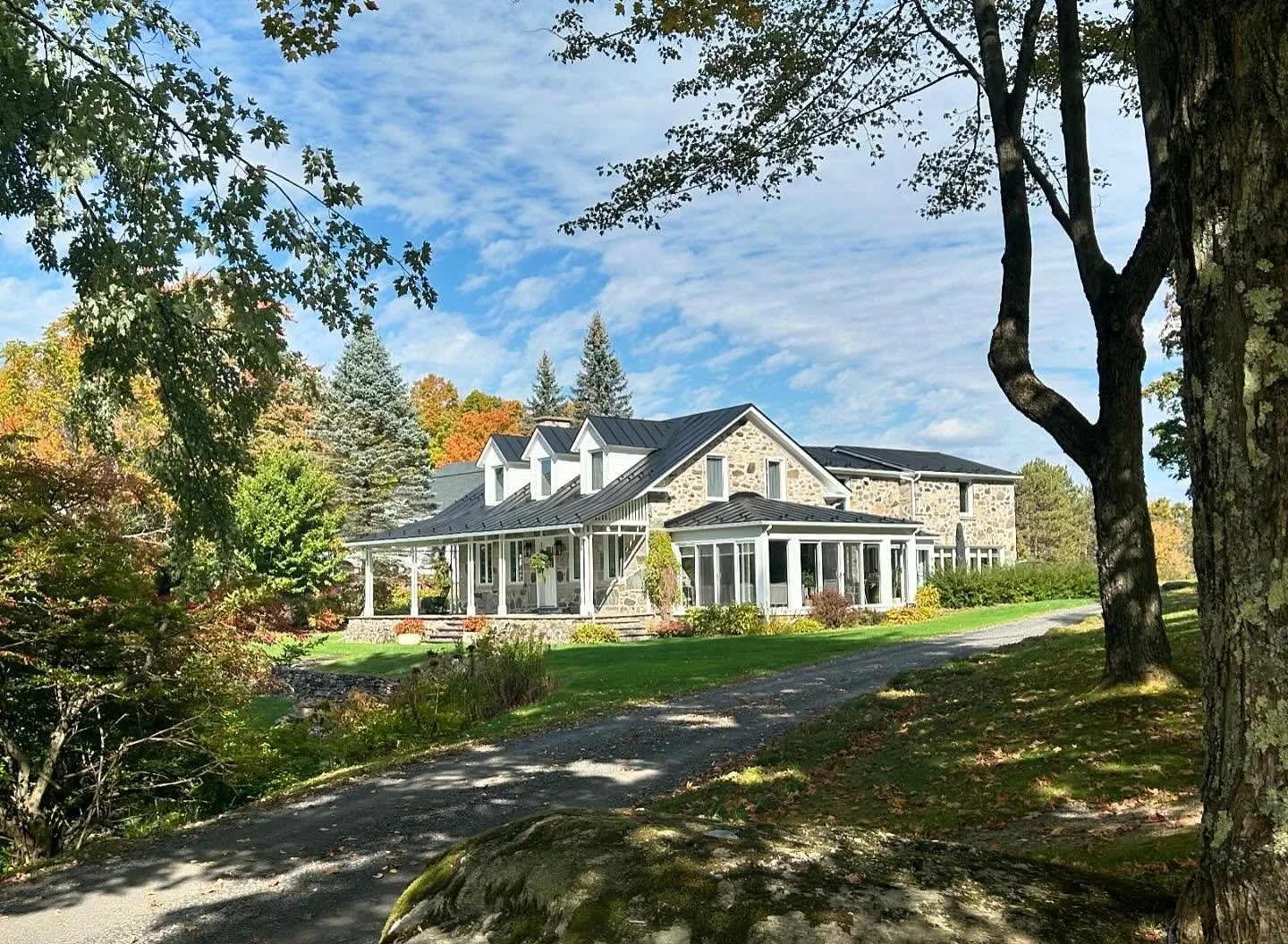 Projet du domaine ✨
Nouvelle couleur de toiture, lui donne ainsi de l&rsquo;&eacute;l&eacute;gance et du caract&egrave;re.
.
.
.
#designexterior #toiture #couleur #noir #maisonancienne #domaine #homedesign 
.
.
&mdash;-> pour voir d&rsquo;autres p