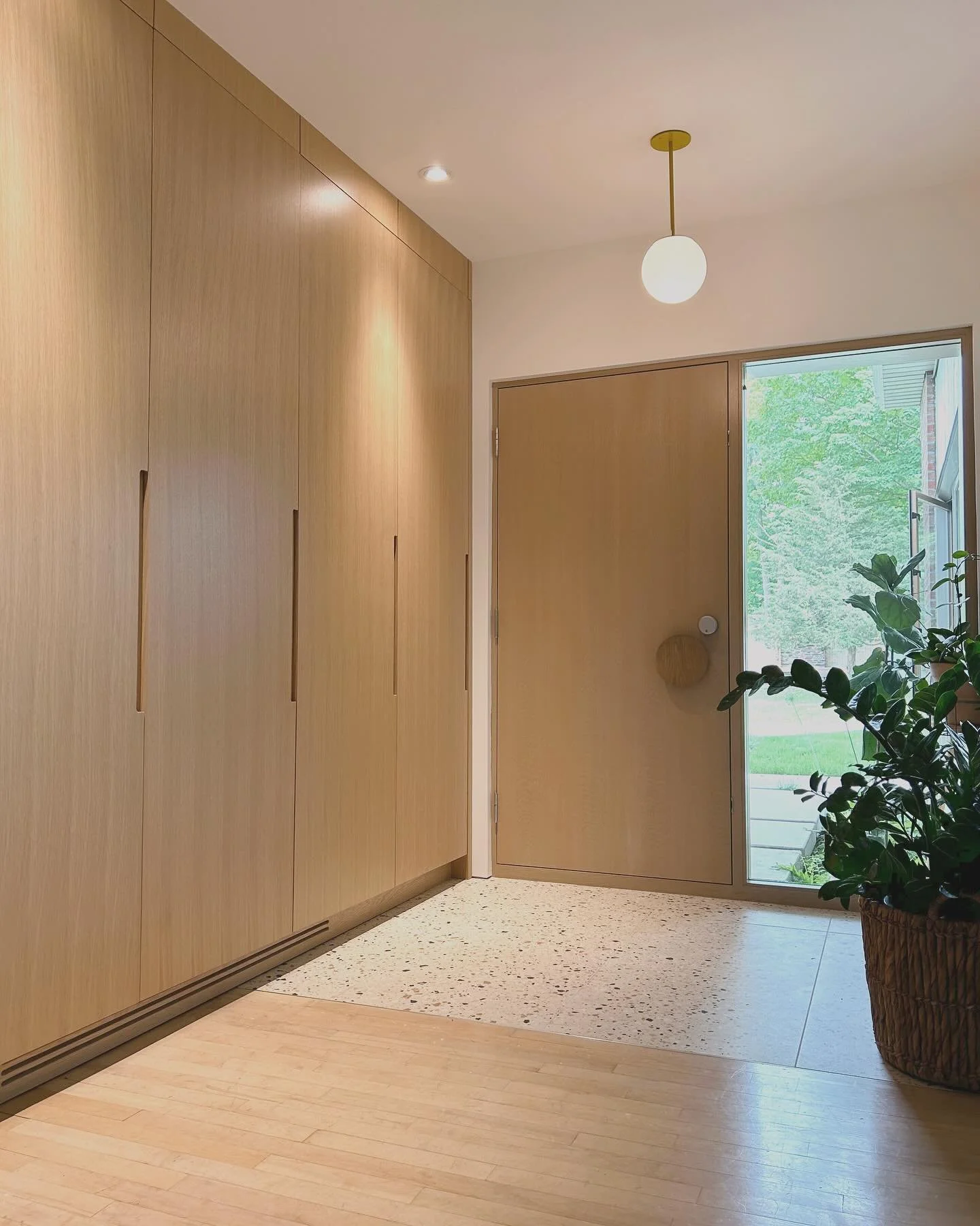 R&eacute;alisation Entr&eacute;e ✨
Conception d&rsquo;un meuble sur-mesure en ch&ecirc;nes pour le rangement d&rsquo;inspiration Mid-century. 
.
.
.
#realisation #mobilier #surmesure #designdeinteriores #midcentury #midcenturyfurniture #oxfordesign 
