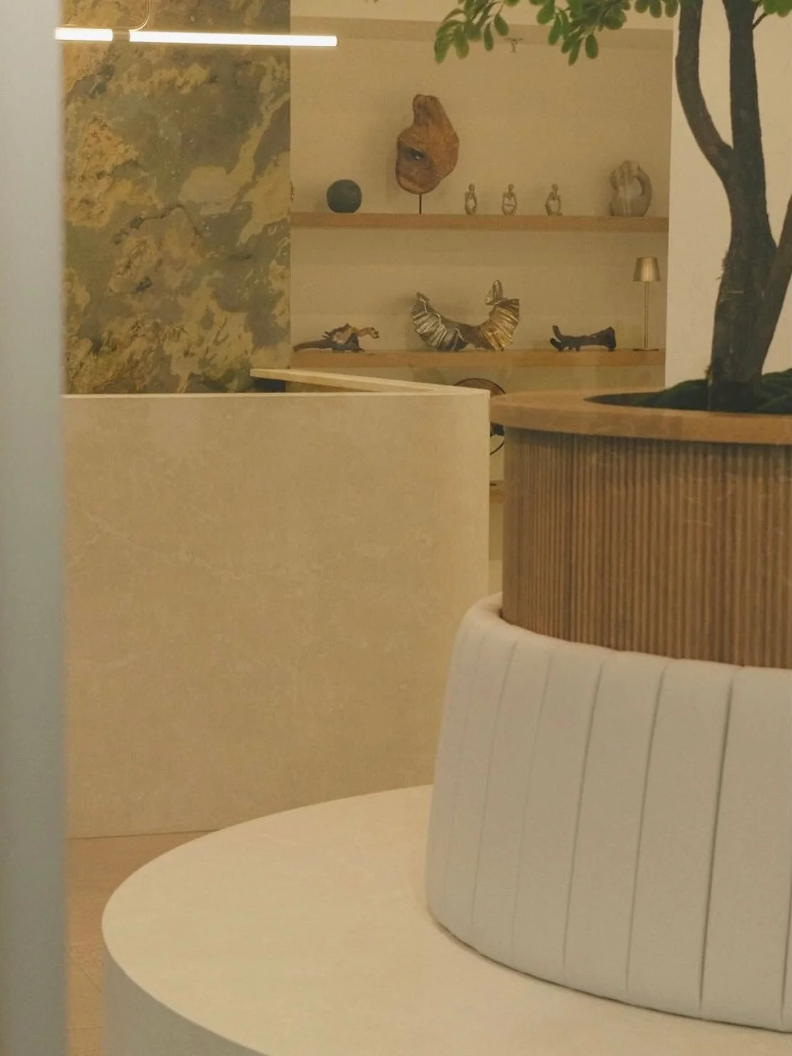 Bureau de r&eacute;ception et assise de banquette | b&eacute;ton oyster white antique 🤍
.
.
Couleur sobre, courbe douce, ambiance apaisante et design minimaliste dans les nouveaux bureau du 76 rue Duffrein.

Des pi&egrave;ces design b&eacute;ton qui