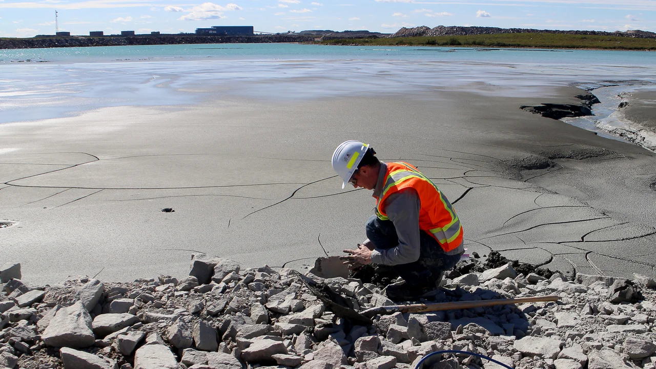 Ian collects mine tailings from the De Beers’ Gahcho Kué Diamond Mine in the Northwest Territories.