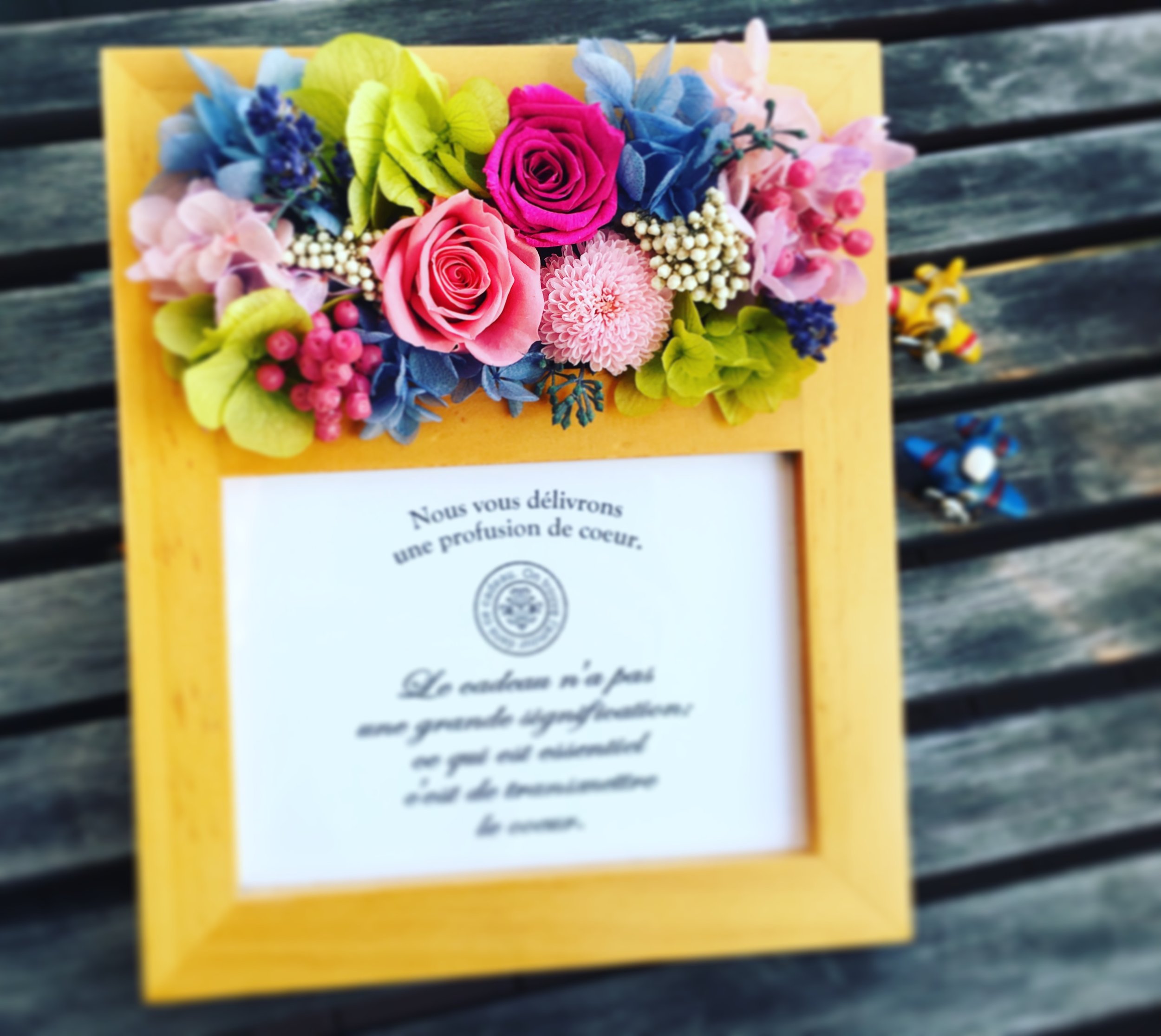 Photo stand with preserved flower