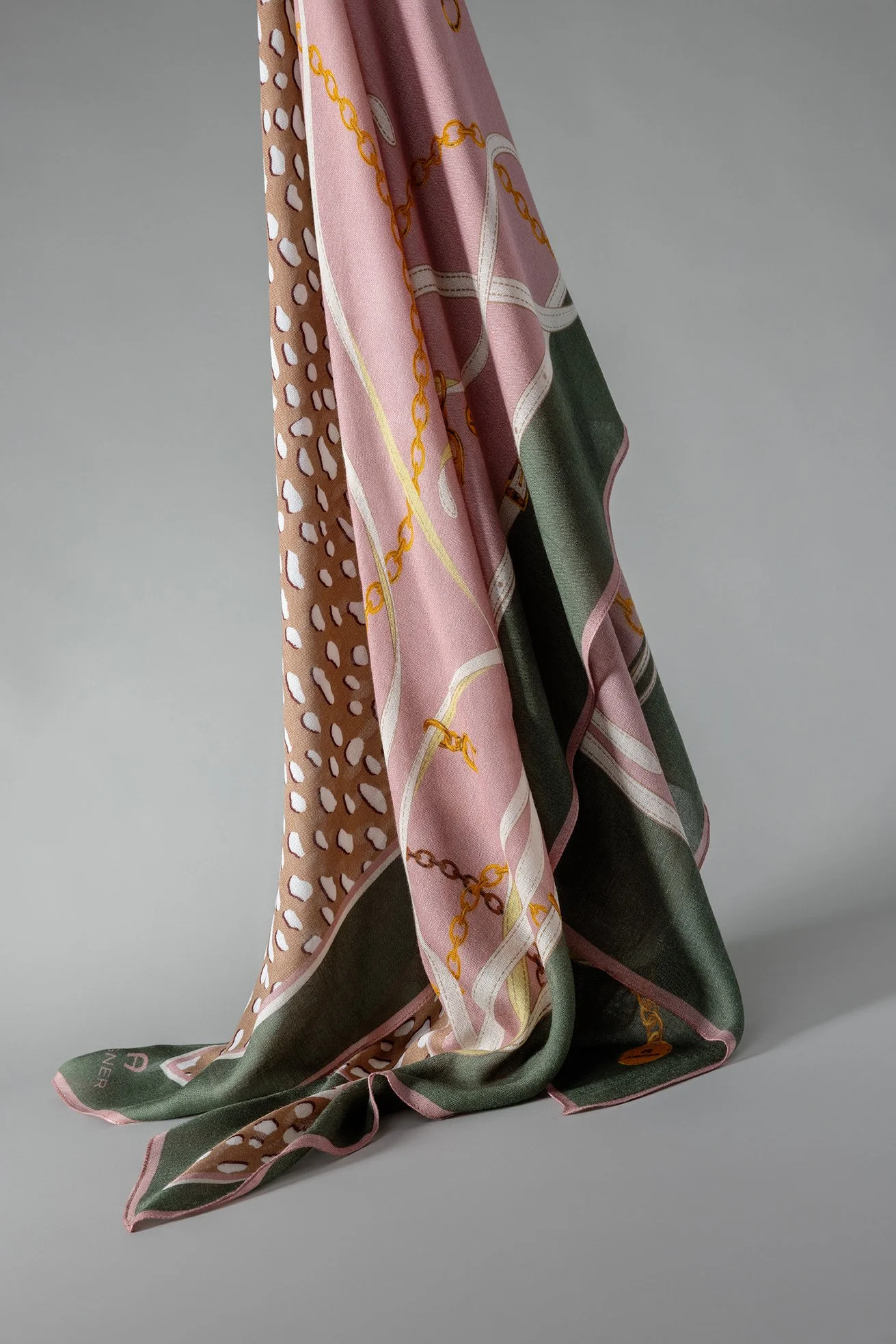 CLASSIC_LIGHT_SCARF-0348_01.jpg