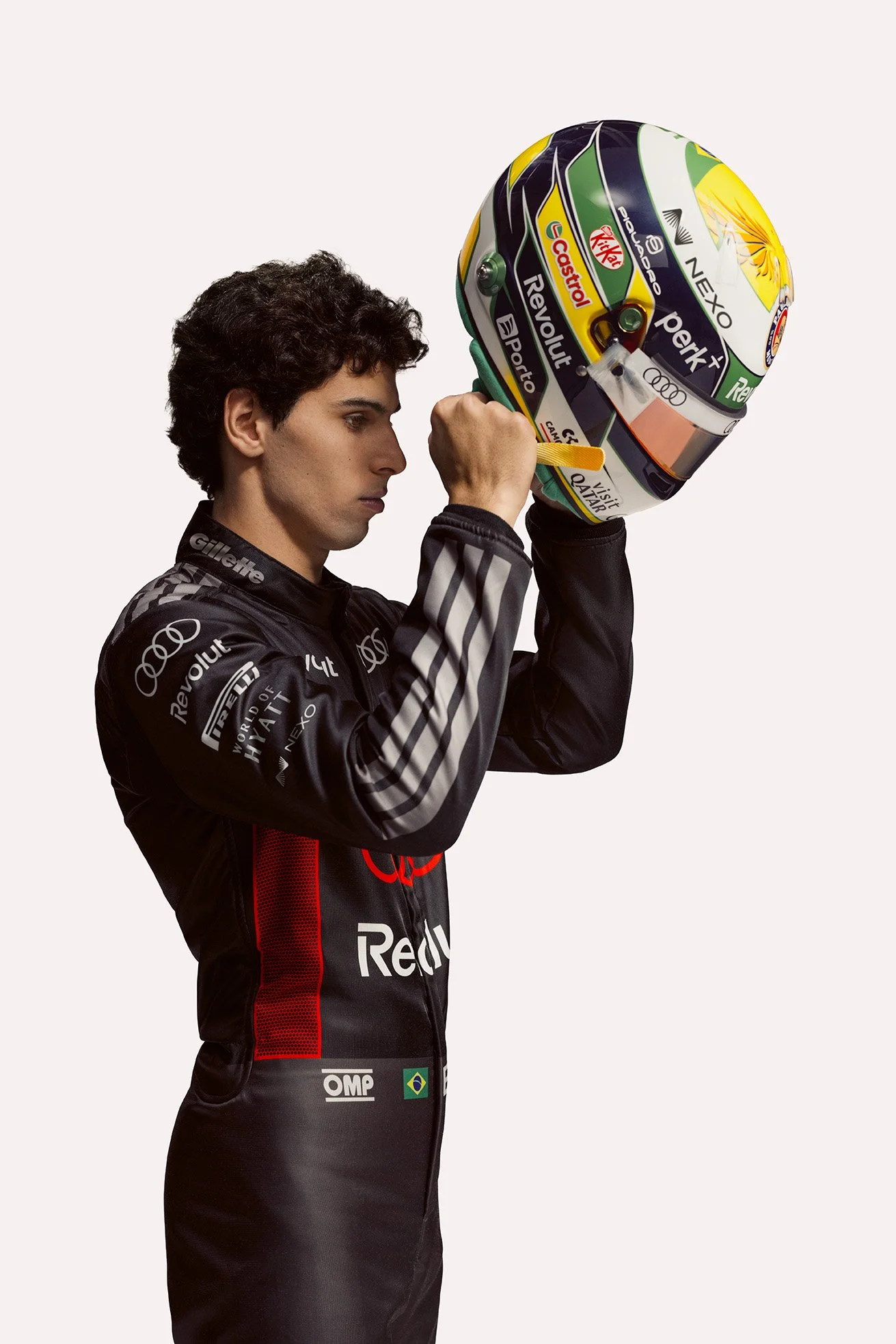 ARF1_BOR_RS Helmet_Helmet Putting on_3050_00591.jpg