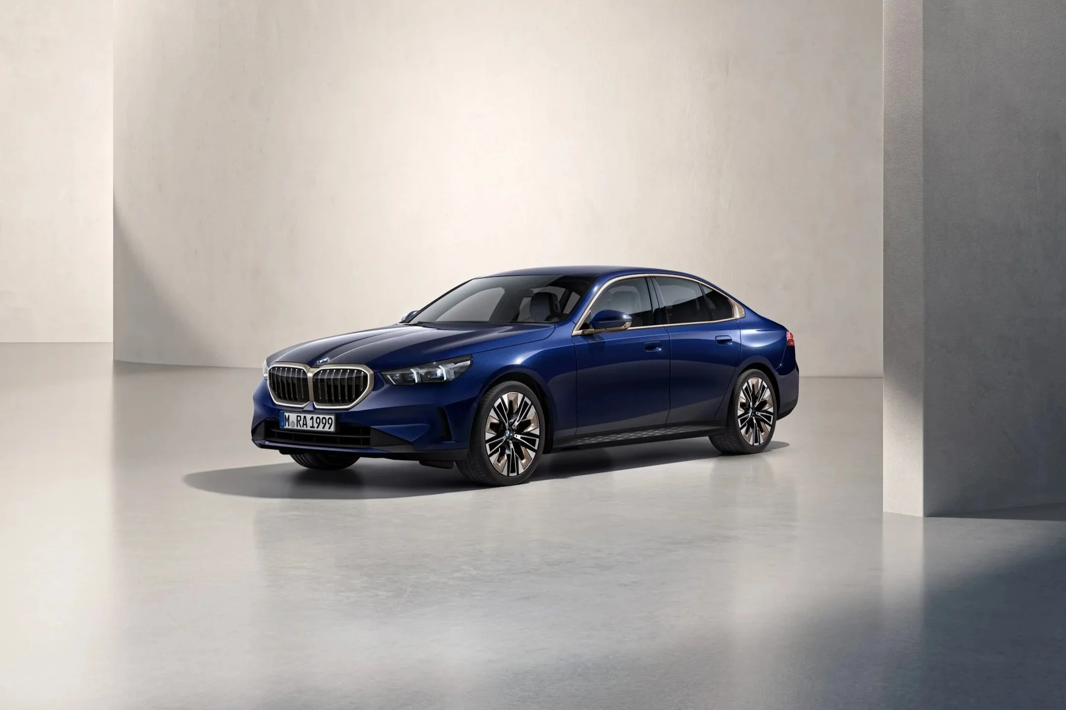 BMW G60 Kampagnenmotiv für Serviceplan – KI-gestützte Backplate-Ausarbeitung und finales Master-Composing von Bildergut