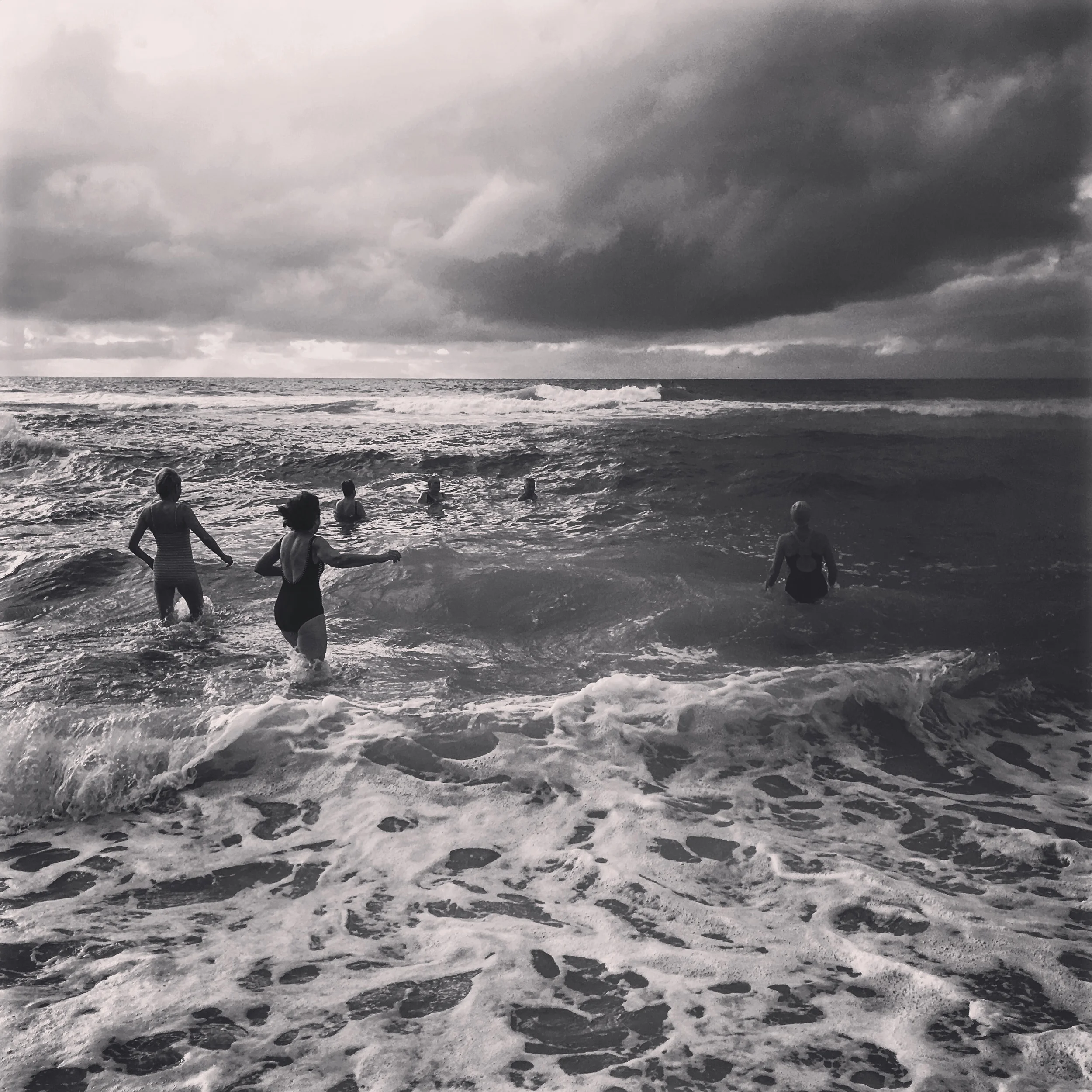 Daily-life-in-Australia-as-morning-swimmers-run-into-ocean-by-lifestyle-photographer.jpg
