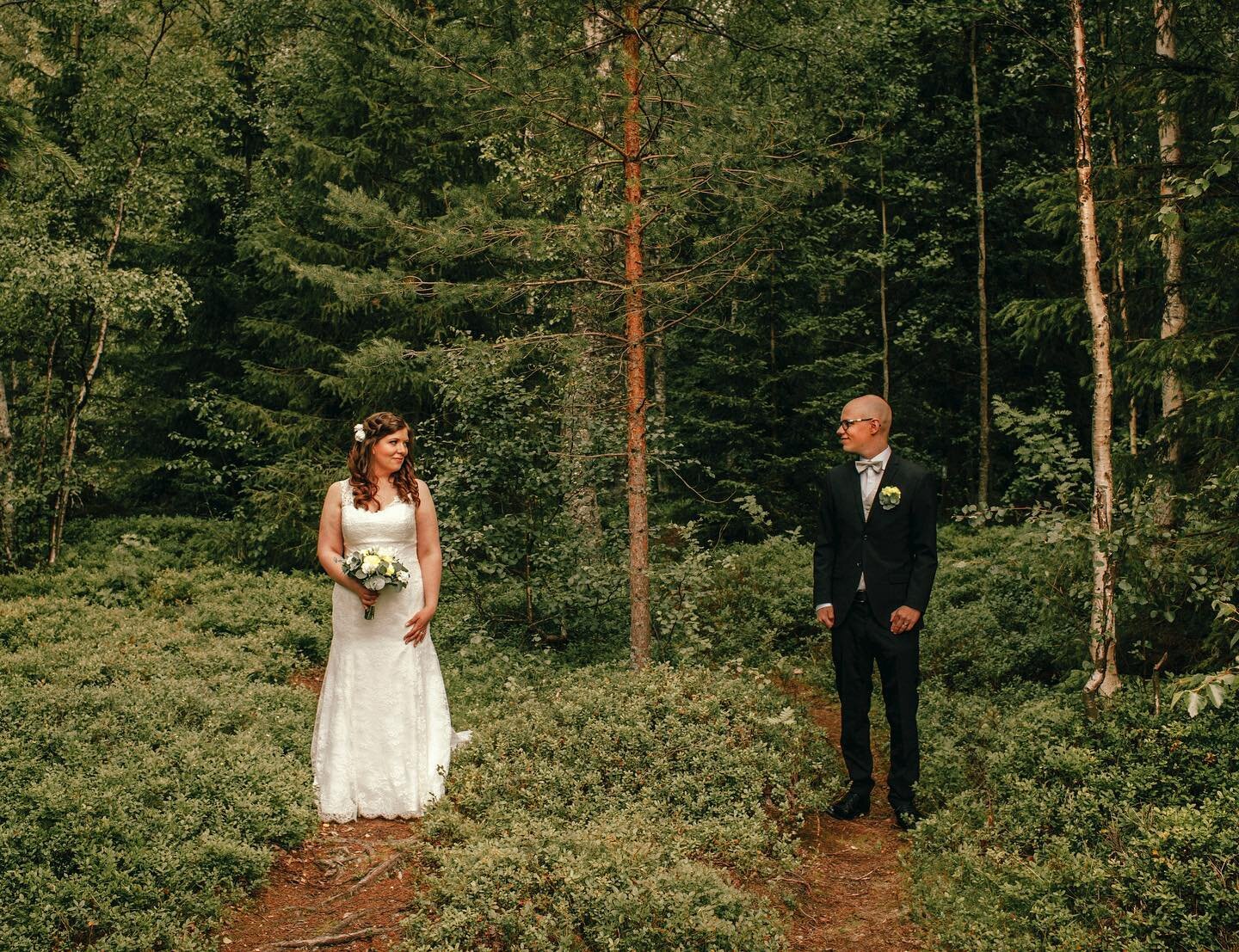 Happy 3rd anniversary to these two lovebirds! 👰🏻&zwj;♀️🌲🤵🏼&zwj;♂️

#kokkolawedding #finnishsummerwedding #kokkolaweddingphotographer