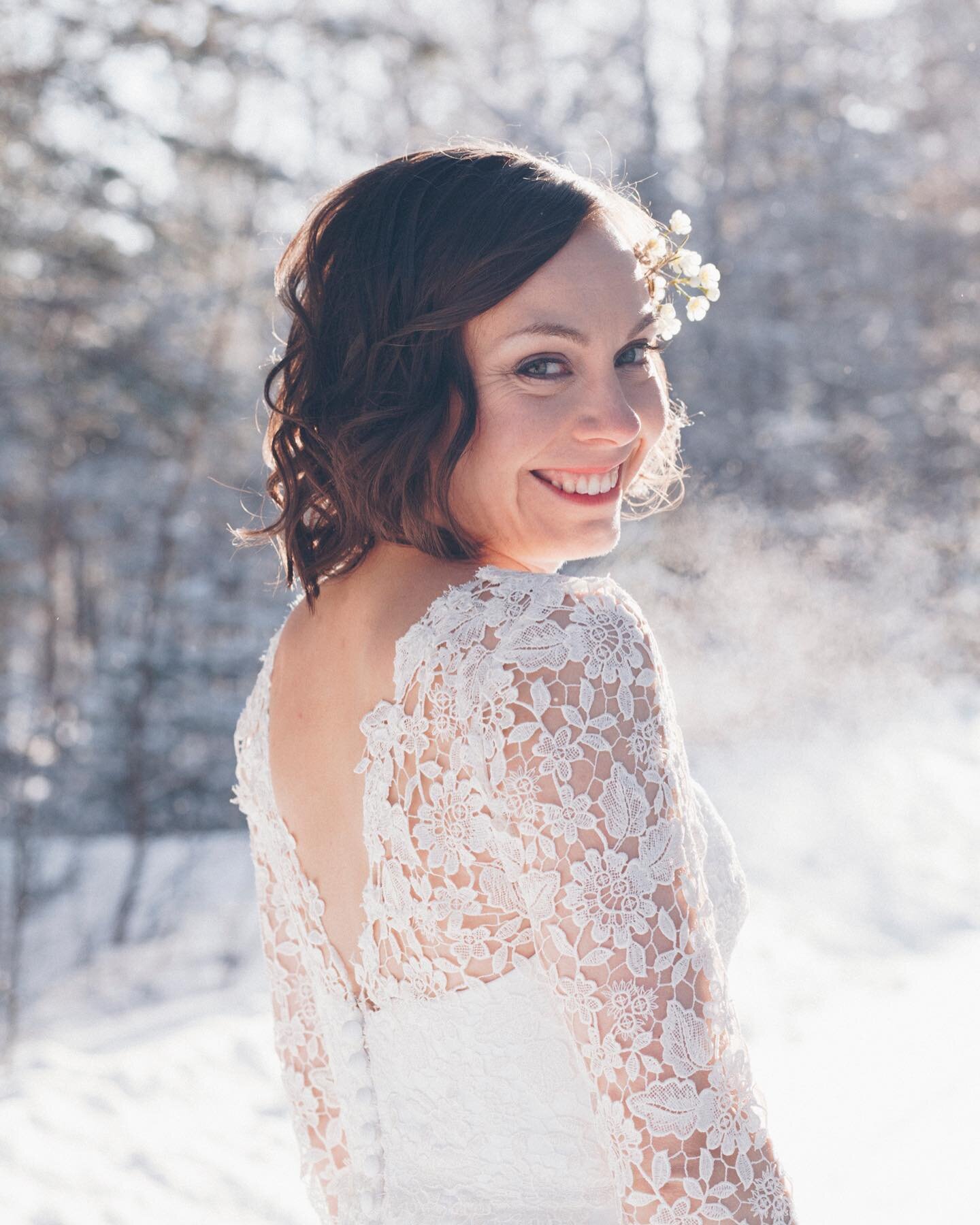 The beauty of a winter bride 💙❄️

#emmihyyppa #bicesterphotographer #bicesterphotography #bicester #bicestervillage #oxfordshirephotographer #oxfordphotographer #freelancephotographer #fineartphotographer #authenticmoments #naturallightphotographer 