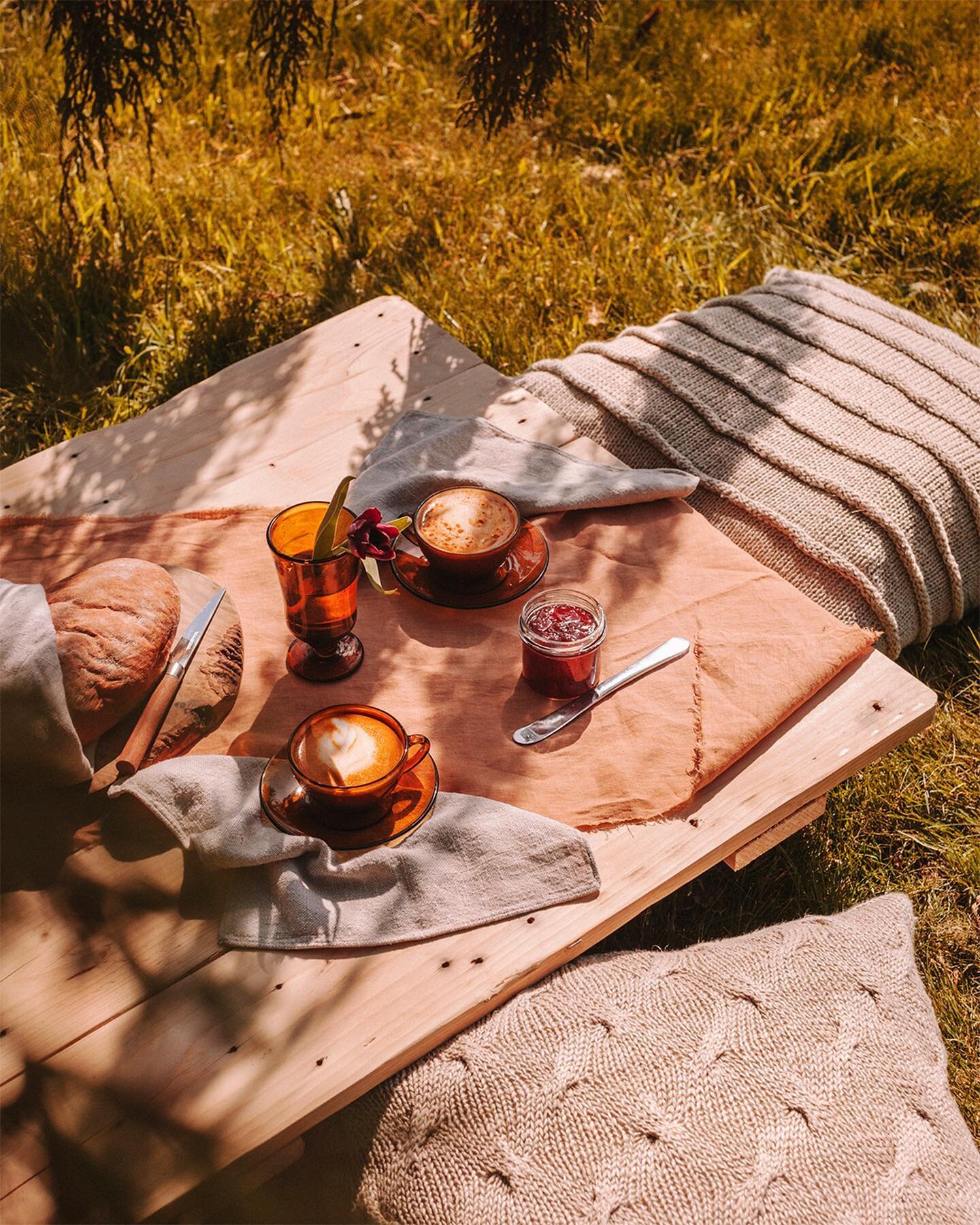 Is there still time to squeeze in a few summer picnics? 🌞
Collab with vintage homeware queens @casa_carrara 🧡

#secondhandseptember #casacarrara #relivinguk #vintagehomeware #summerpicnic #sustainableliving #lifestylephotography #slowlivingphotogra