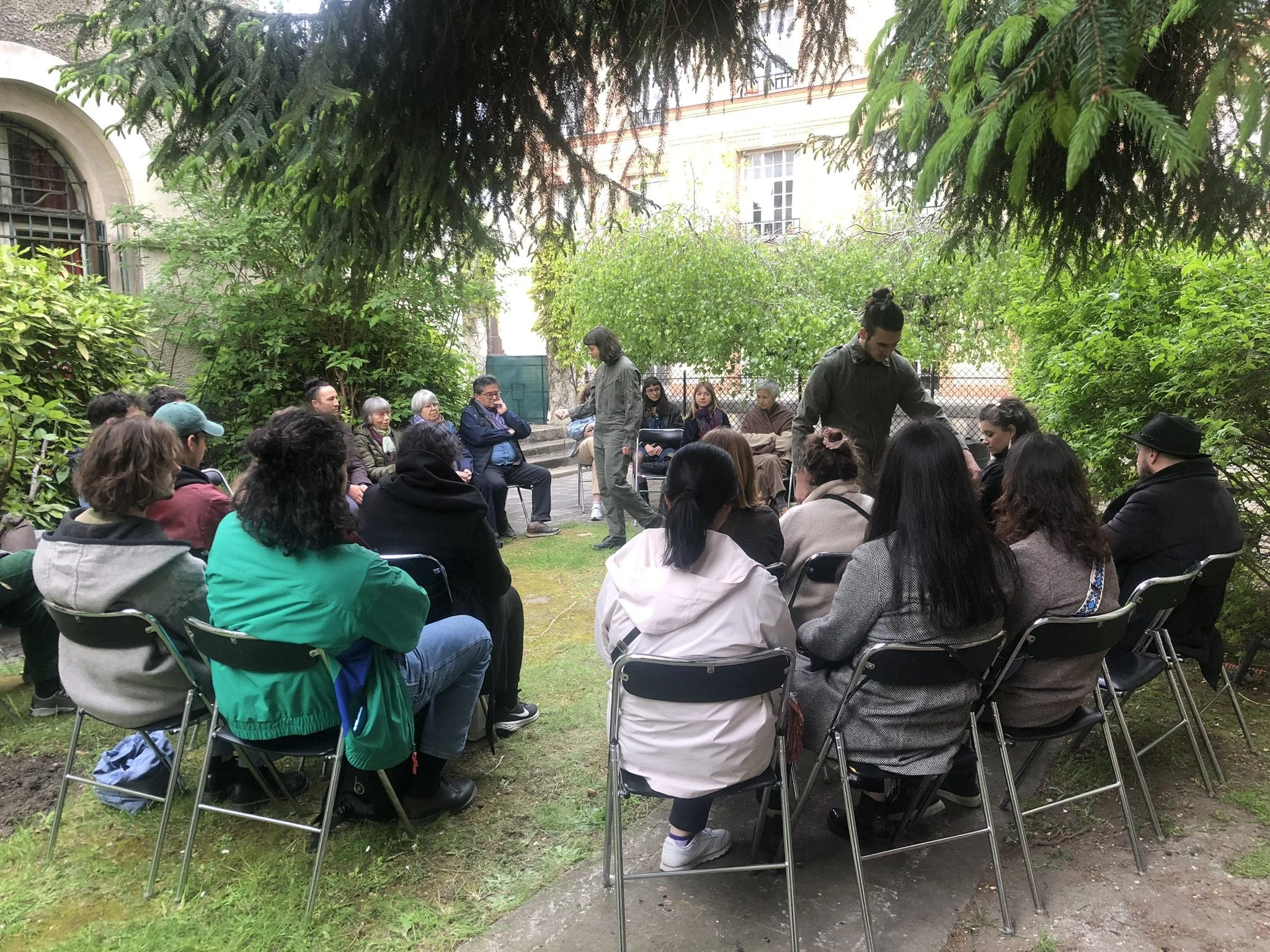  Las ruinas circulares, adaptación del texto de Jorge Luis Borges presentado por la Compañía Les Entrevoûtes el viernes 26 de abril en el jardín de la Casa Argentina. 