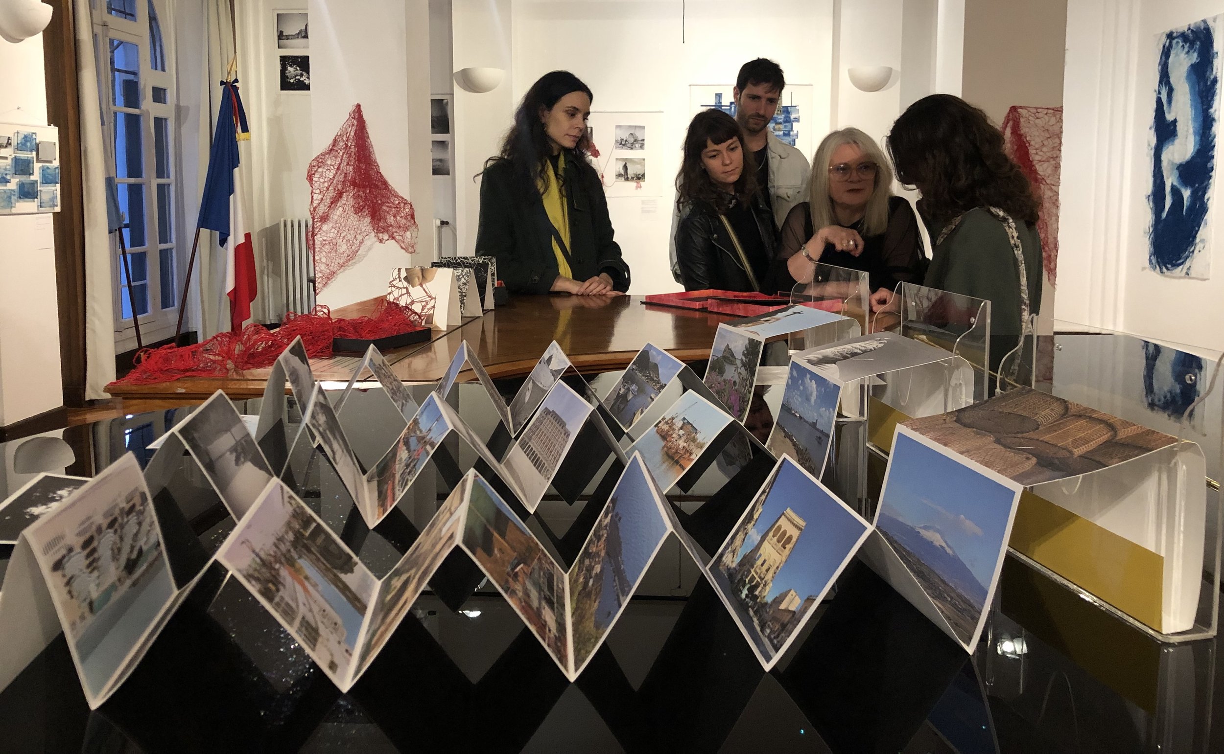 El martes 1 de octubre Lucía Calabrino, artista visual ítalo-argentina especializada en fotografía experimental, inauguró su exposición "MAR DEL PLATA 150": la historia de la ciudad a través de un entramado de emociones y de imágenes históricas y co