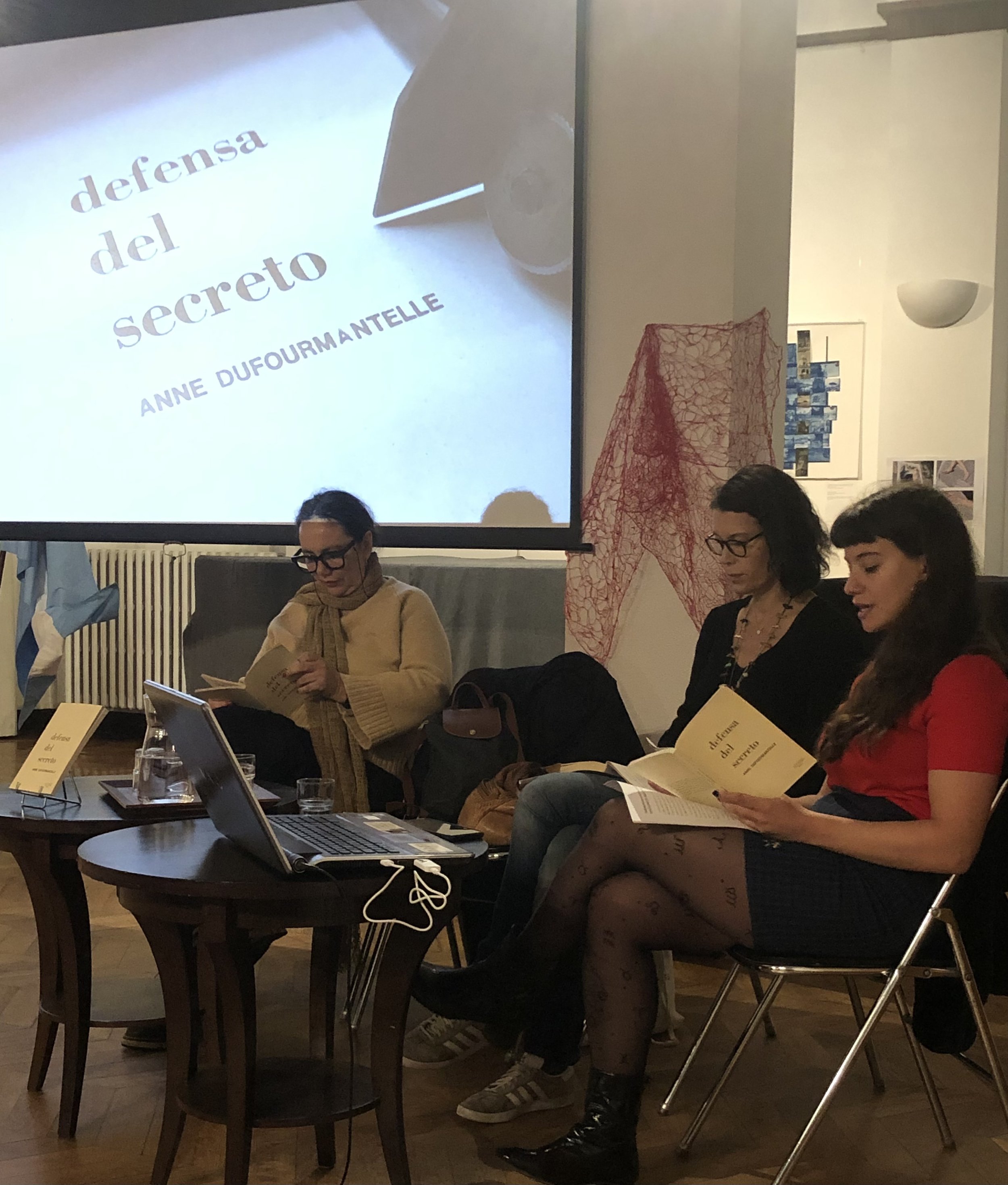 El jueves 10 de octubre se presentó en la Casa Argentina la traducción al español del libro Defensa del secreto de Anne Dufourmantelle, publicada por Noctura Editora en 2024. Participaron del evento : Fernanda Restivo (psicoanalista y editora), Em