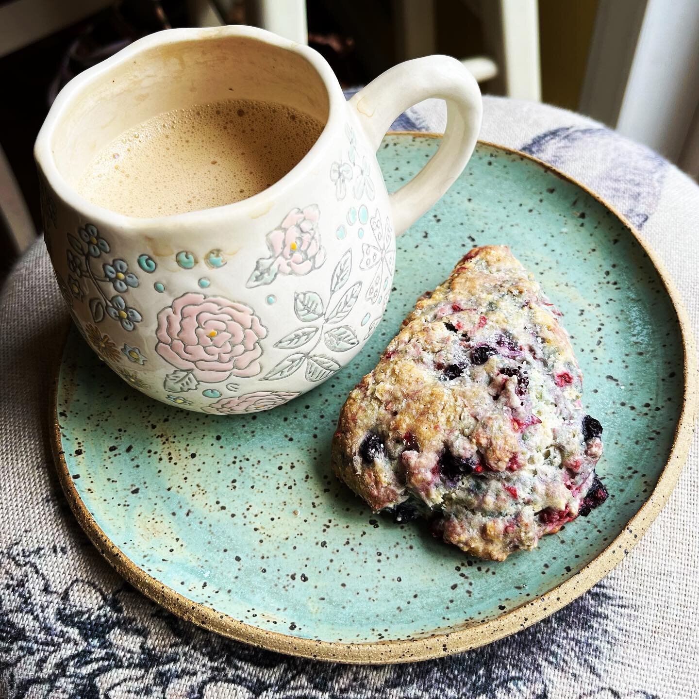 We made it to Friday, y&rsquo;all. 😊❤️

#cozyvibes #cozycore #hyggehygge #teatimesnacks #sconesofinstagram #kitchenwitchery #cottagewitchery #cozycottagewitch #fridayvibes✌ #cozytea #teaandscones