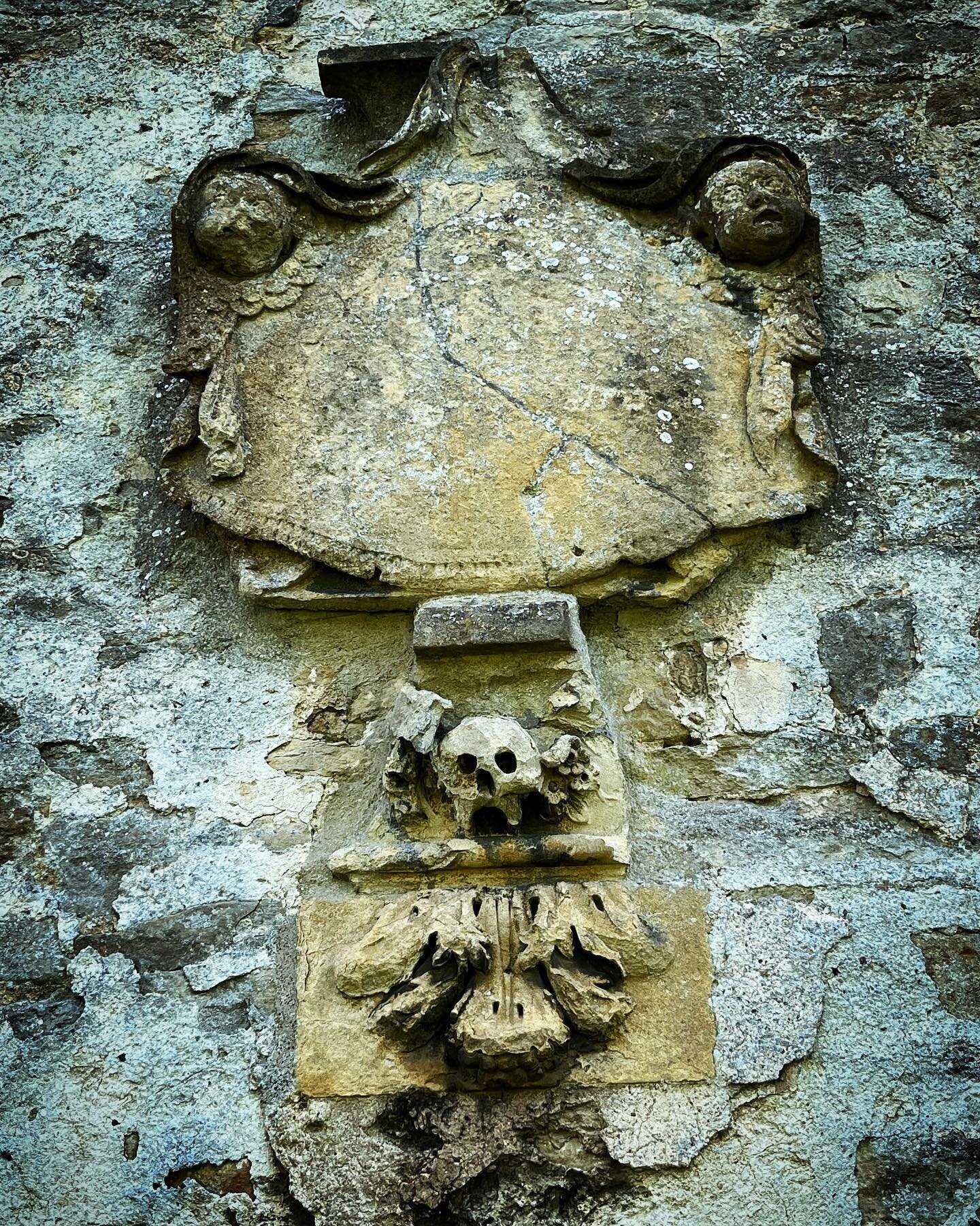 Here we go Monday 😏🖤

#churchyard #oldchurches #stowonthewold #cotswoldlife #ukvacation #iloveengland #mondaymood😎 #mondayvibe #darkling #graveyardphotography #ancientchurch