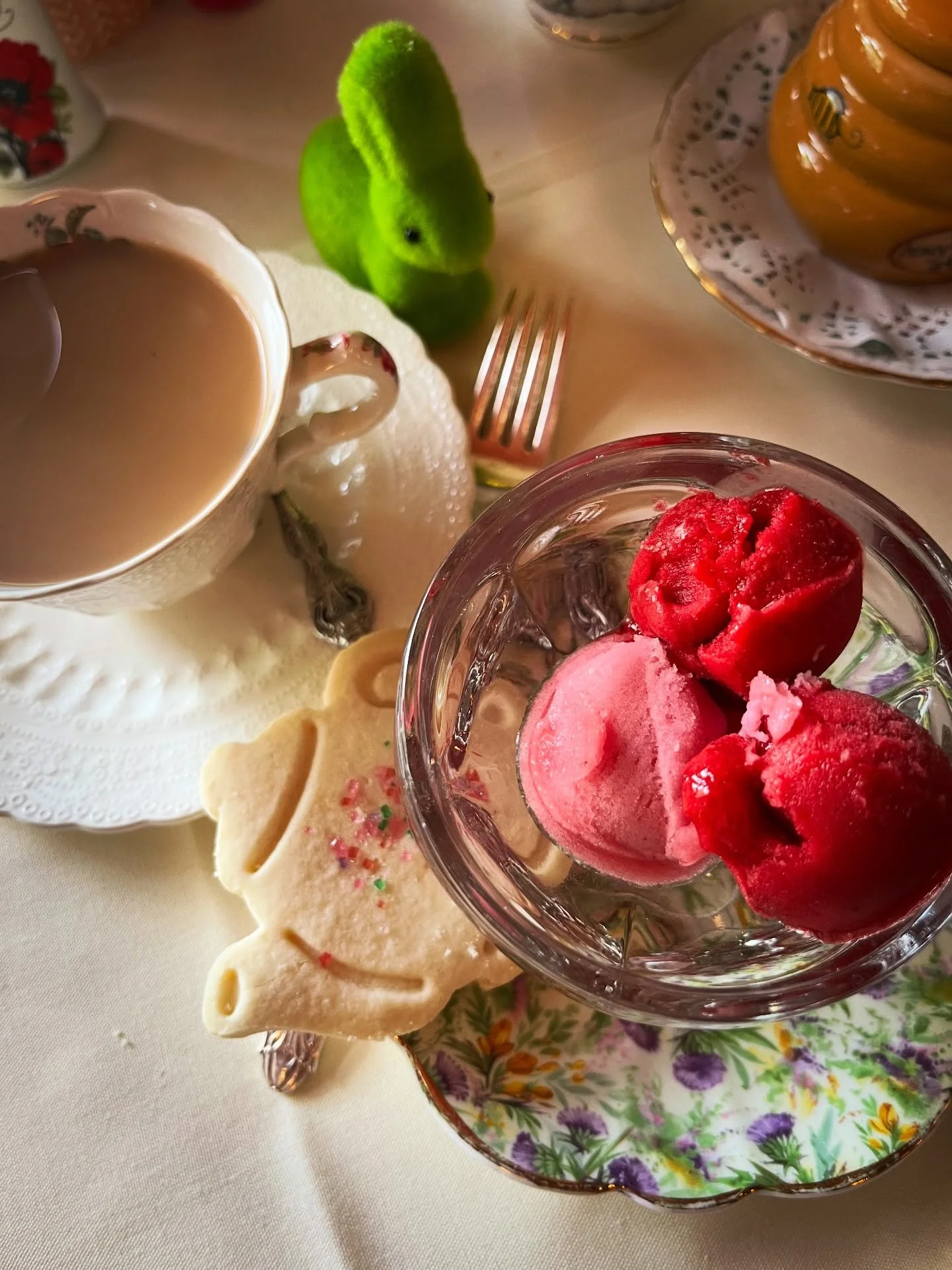 Very belated annual birthday tea with my birthday twin @debbimurray 💗

#teatimevibes #cozytea #teafortwo #afternoonteatearoom #fancytea