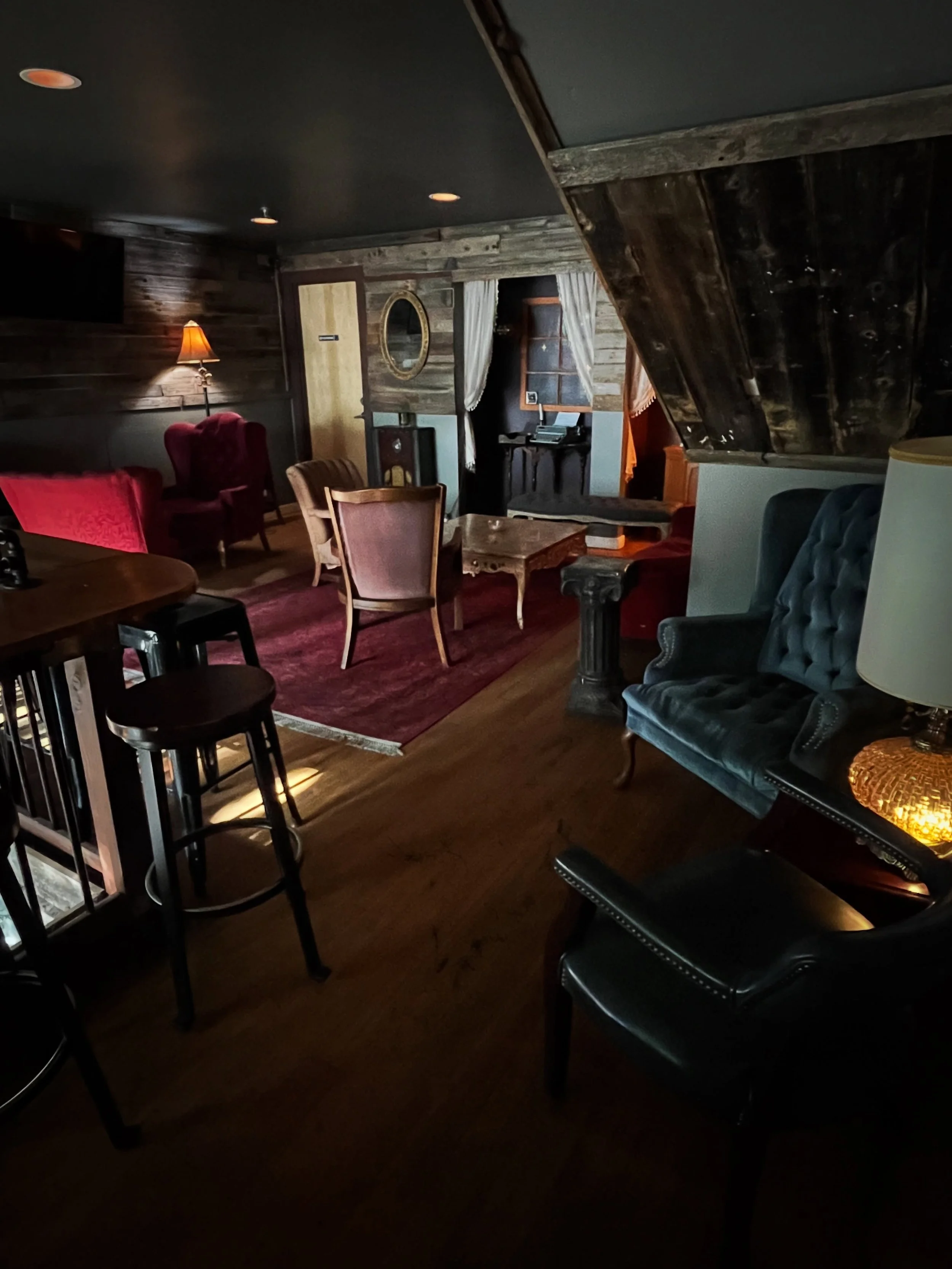 More from Sunday&rsquo;s date - found a new cozy spot! Just down from the beach where we had lunch. I seem to have a gift for nosing these places out 😁

#iloveseattle #cozybar #cozycocktails #westseattle #cozylife