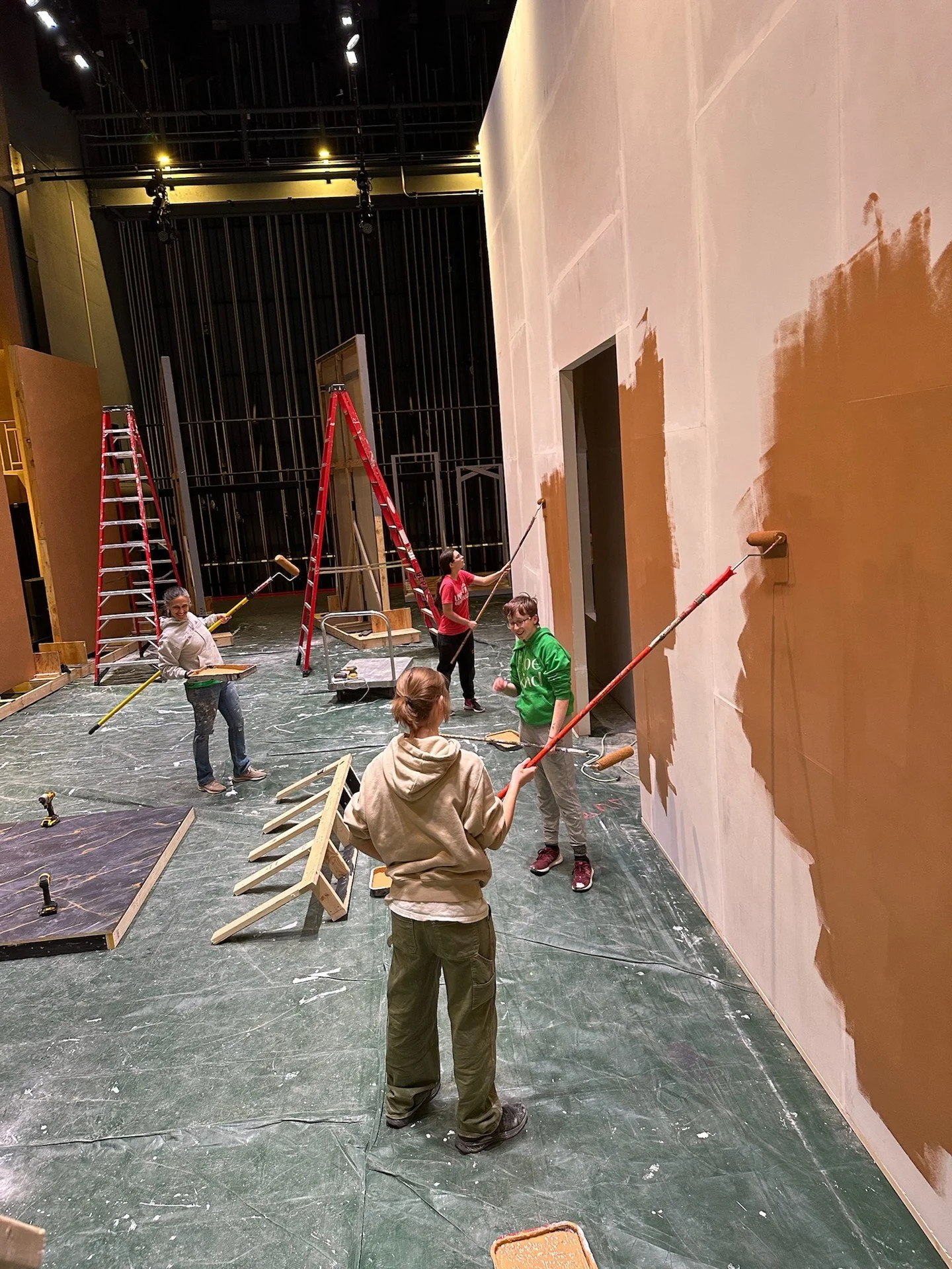 🎨❄️ It&rsquo;s painting time!
Huge thank you to our amazing students and parent volunteers who are giving their time and talent to bring the world of Frozen to life&mdash;this magic doesn&rsquo;t happen without you ✨👑

🎟️ https://brightonmusical.c