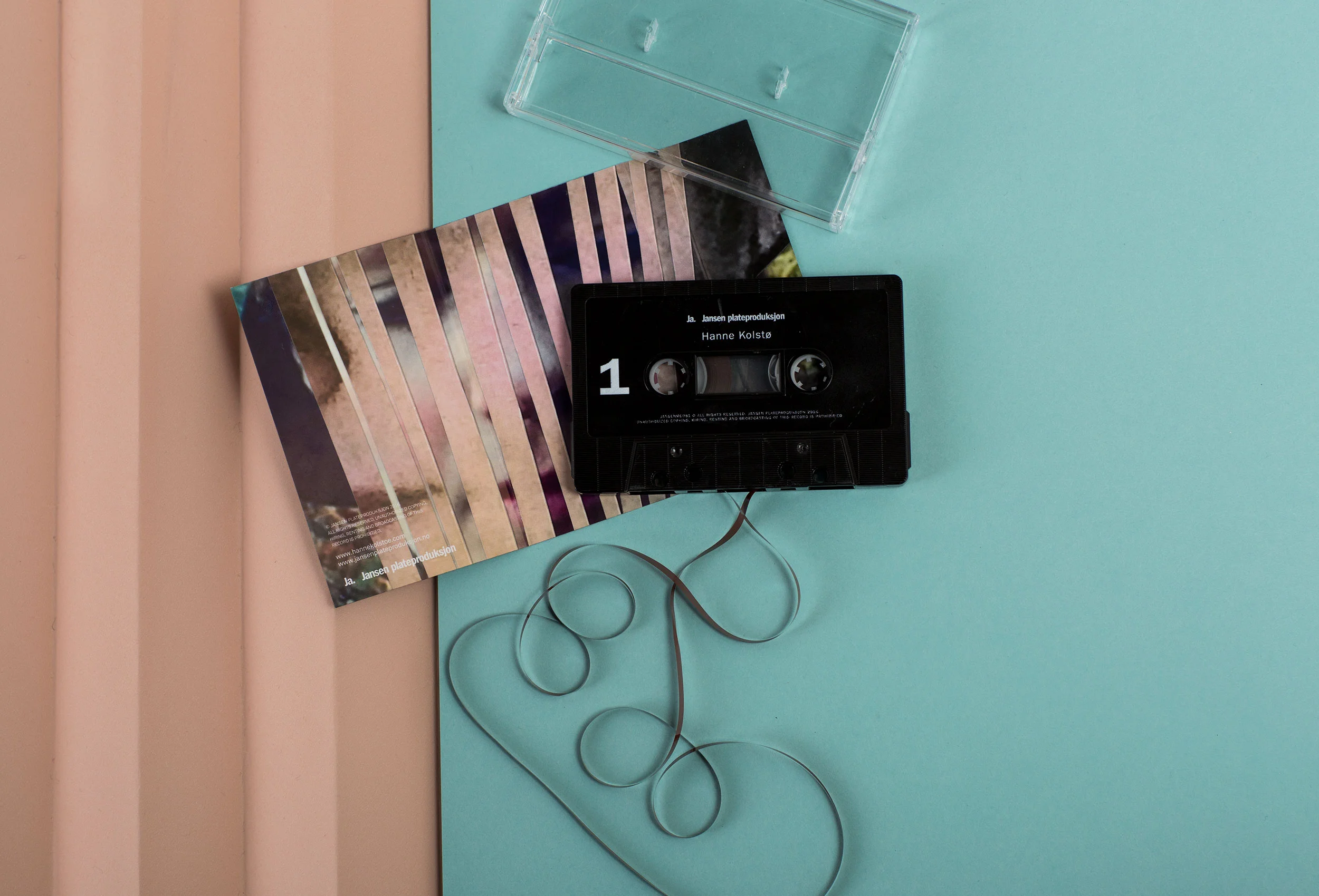 Collageuttrykket gikk som en rød tråd gjennom de ulike utgivelsene – fra vinyl til digitale utgivelser og musikkvideo.