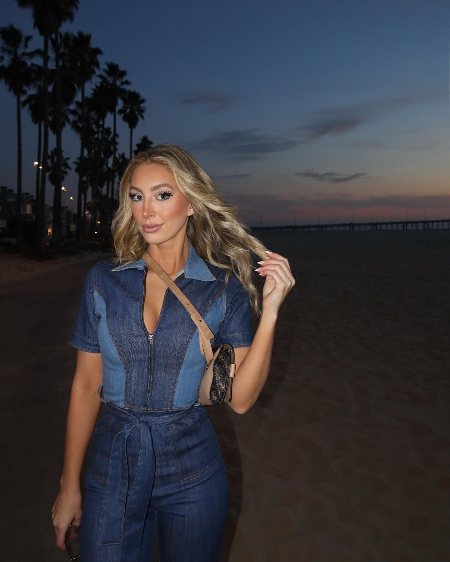 working on her night moves 🌴⚡️

70s fashion, 70s style, ROLLERSKATING, denim jumpsuit outfit, blonde, model, Los Angeles, Venice beach
