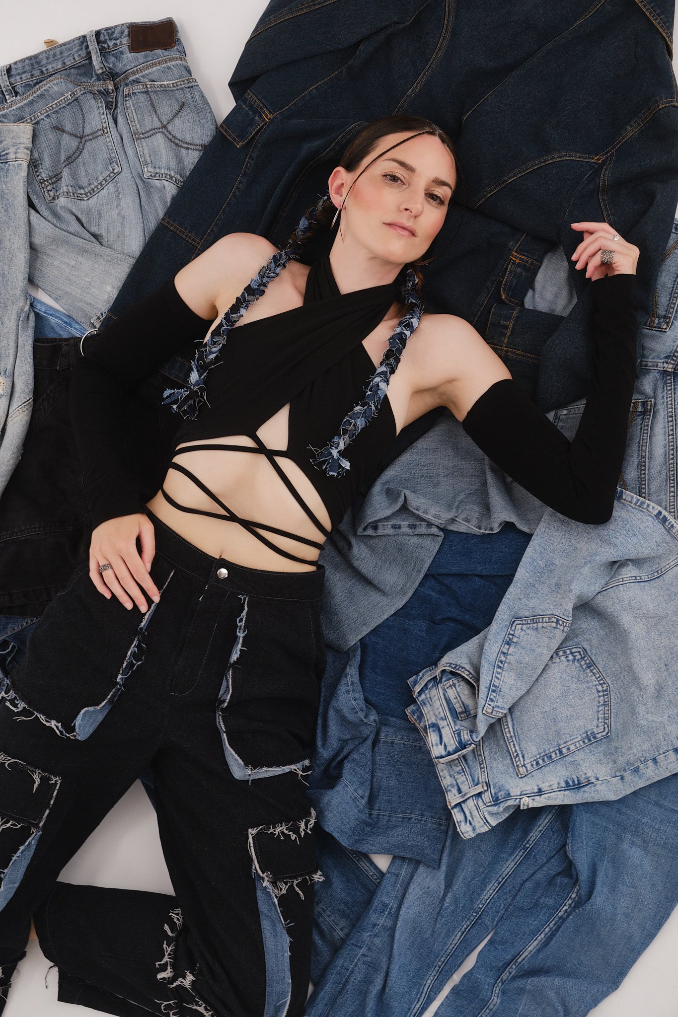 Model Carolin Scarlett liegend auf Jeanshosen