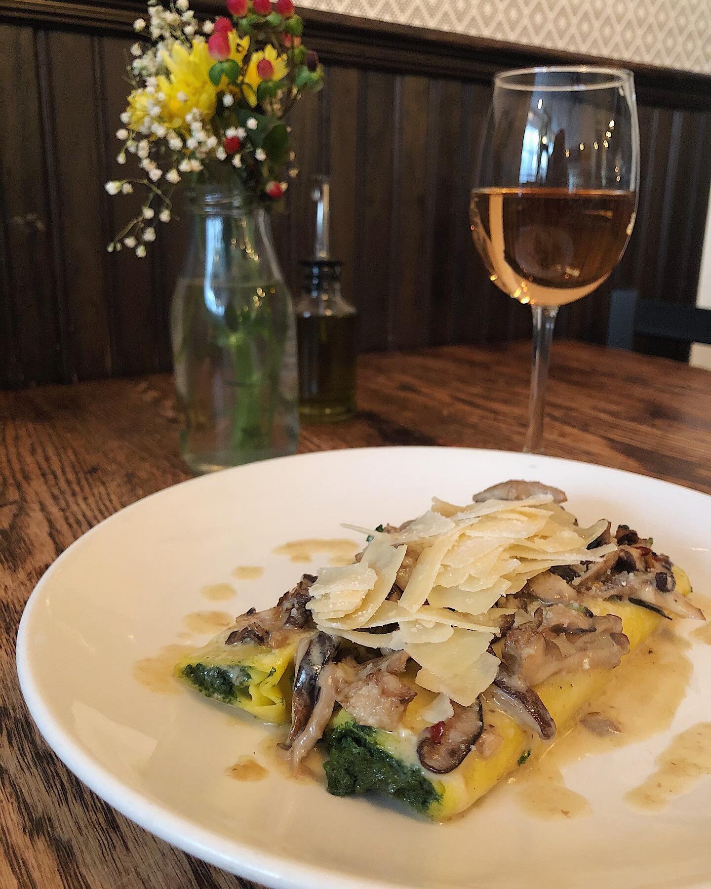 Spinach &amp; Ricotta Cannelloni with wild mushrooms and Parmigiano special👌🏻 ⠀ ⠀

Hurry up before it leaps away! ⠀ ⠀
#leapyear #specials #happysaturday #italianfood #trattoriaitaliana