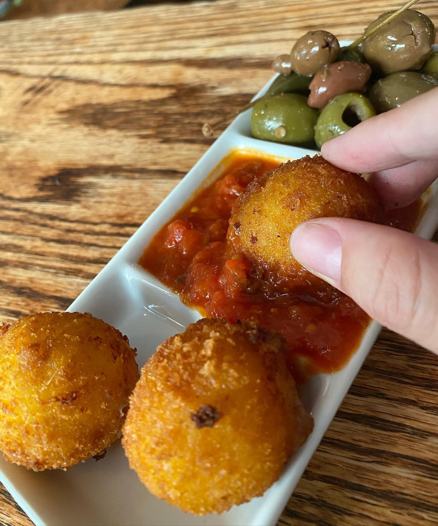 Stop by for our crispy Sicilian style Arancini with homemade tomato sauce, pair it with a glass of Aperol spritz and enjjjoy this beautiful Friday evening!🥳

#fridaynightdinner #italianfood #arancini #aperolfordays#celebratelife