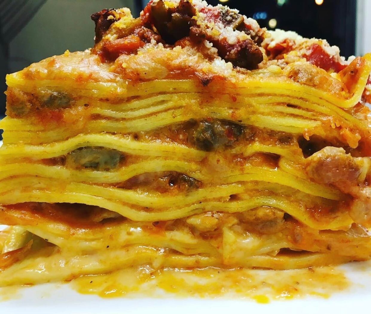 Did you miss this beauty?🍝 ⠀ ⠀

We are open for delivery! ⠀ ⠀ ⠀ ⠀

#lasagna #quarantinfood #comfortfood#trattoriadelivery